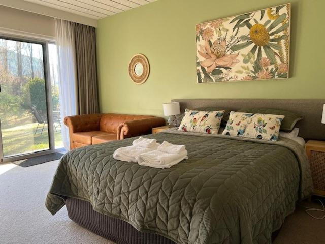 Queen Room Garden View
