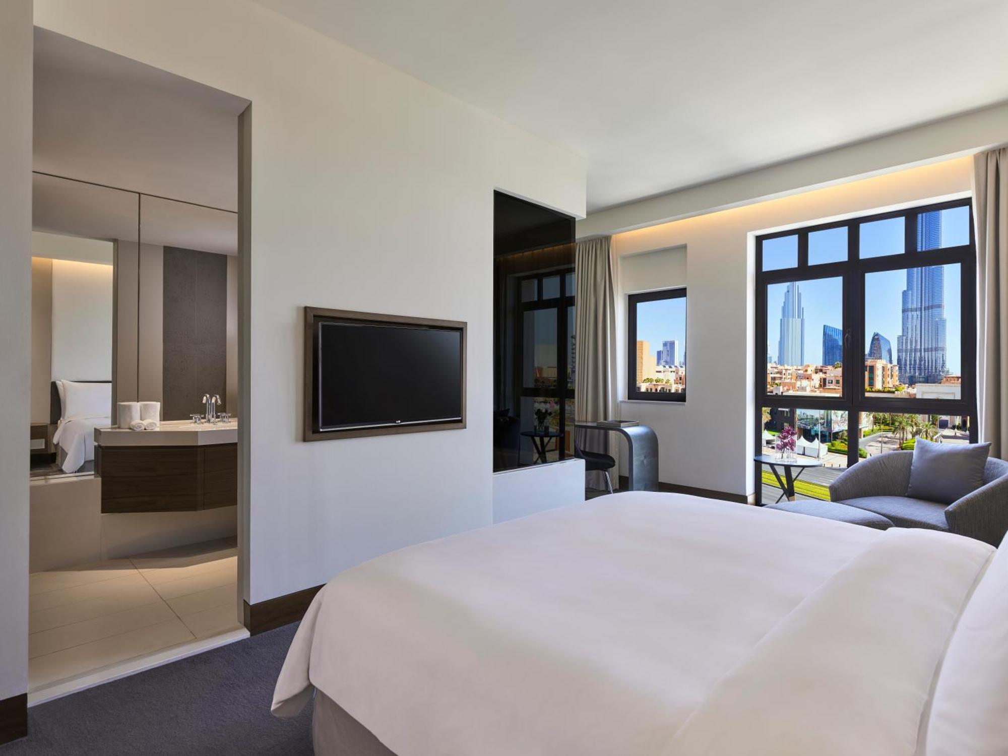 Deluxe King Room Landmark View
