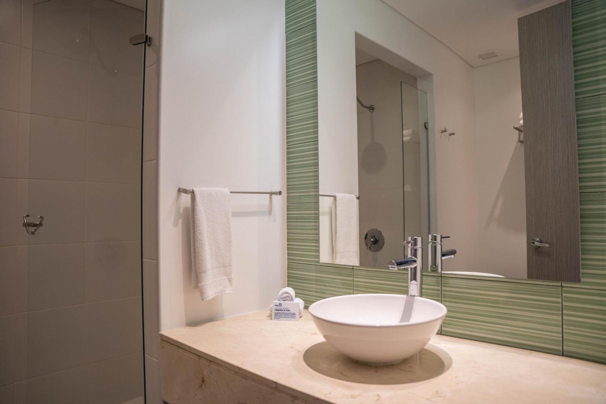 King Room - Mobility Access Roll in Shower/Non-Smoking,1603750383:JPEG