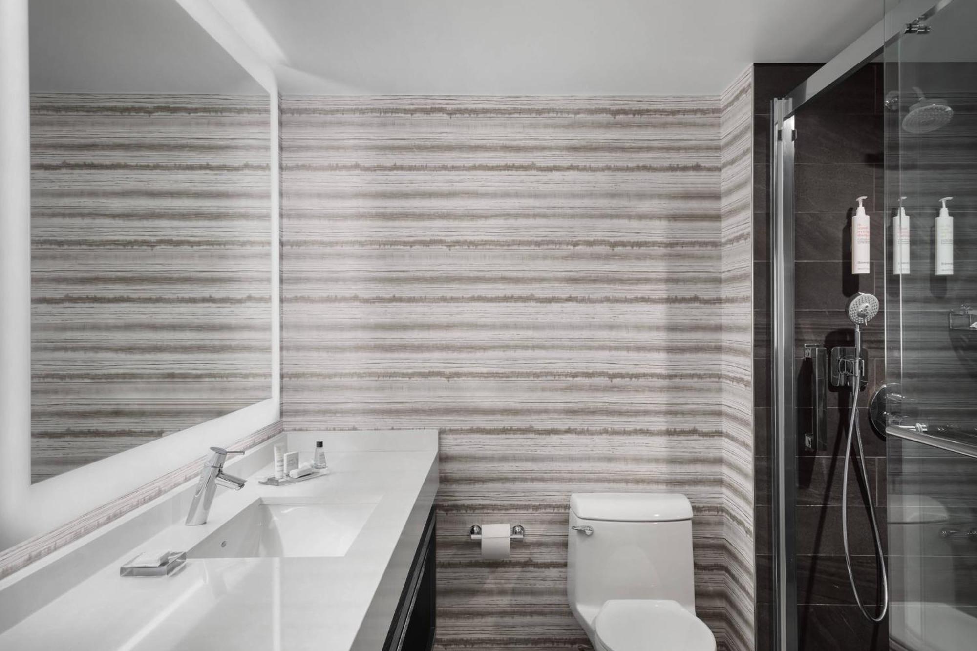 Junior Suite Concierge lounge access 1 King