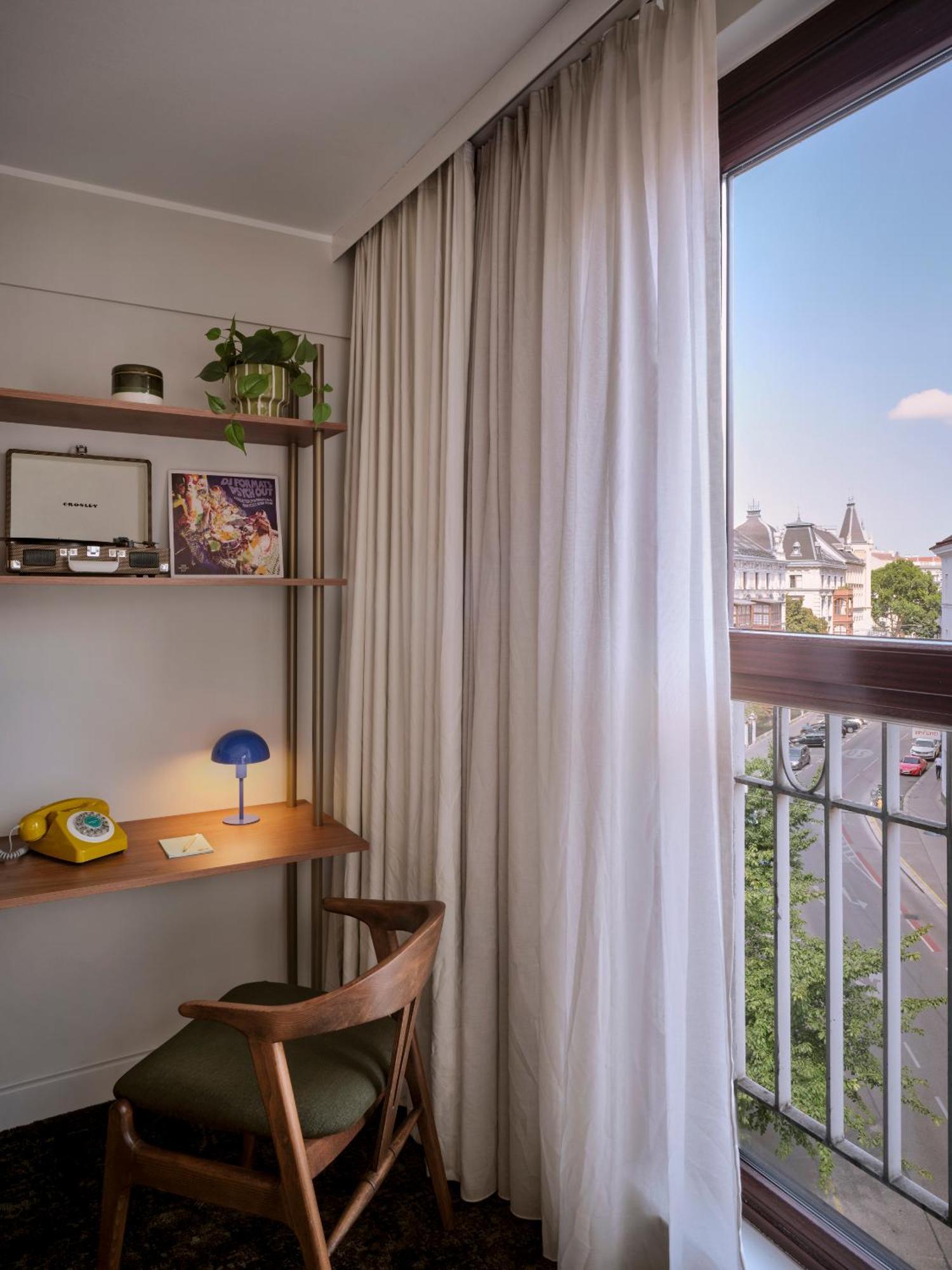 Medium Room