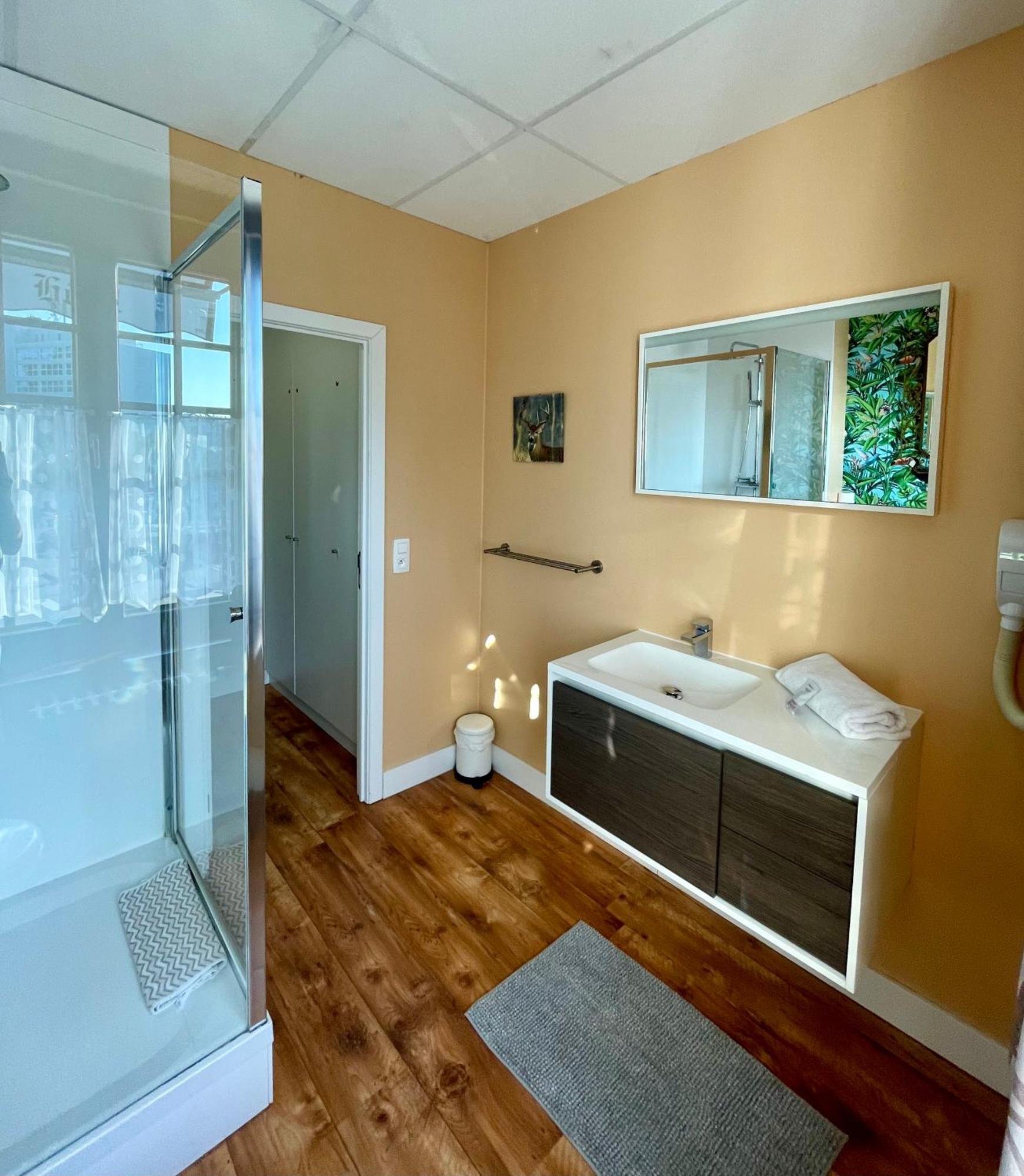 Single Room Private External Bathroom,1613673306:JPEG