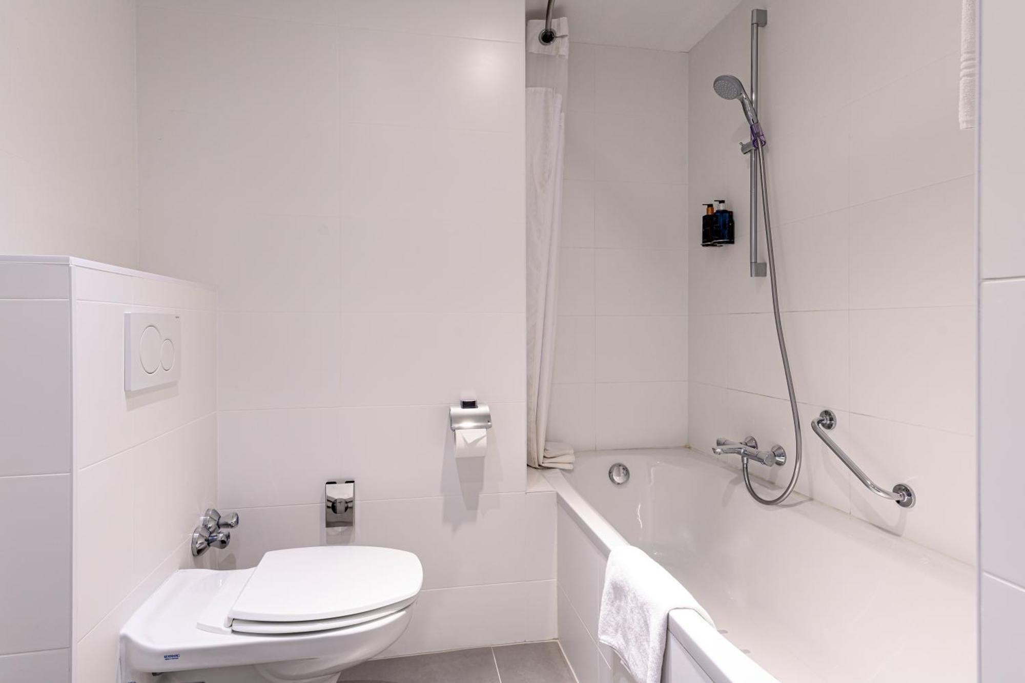Standard King Room Balcony Bath