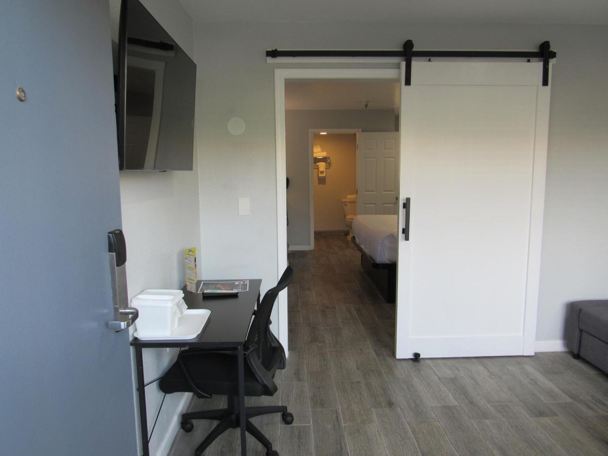 King Suite with Living Room - Non Smoking