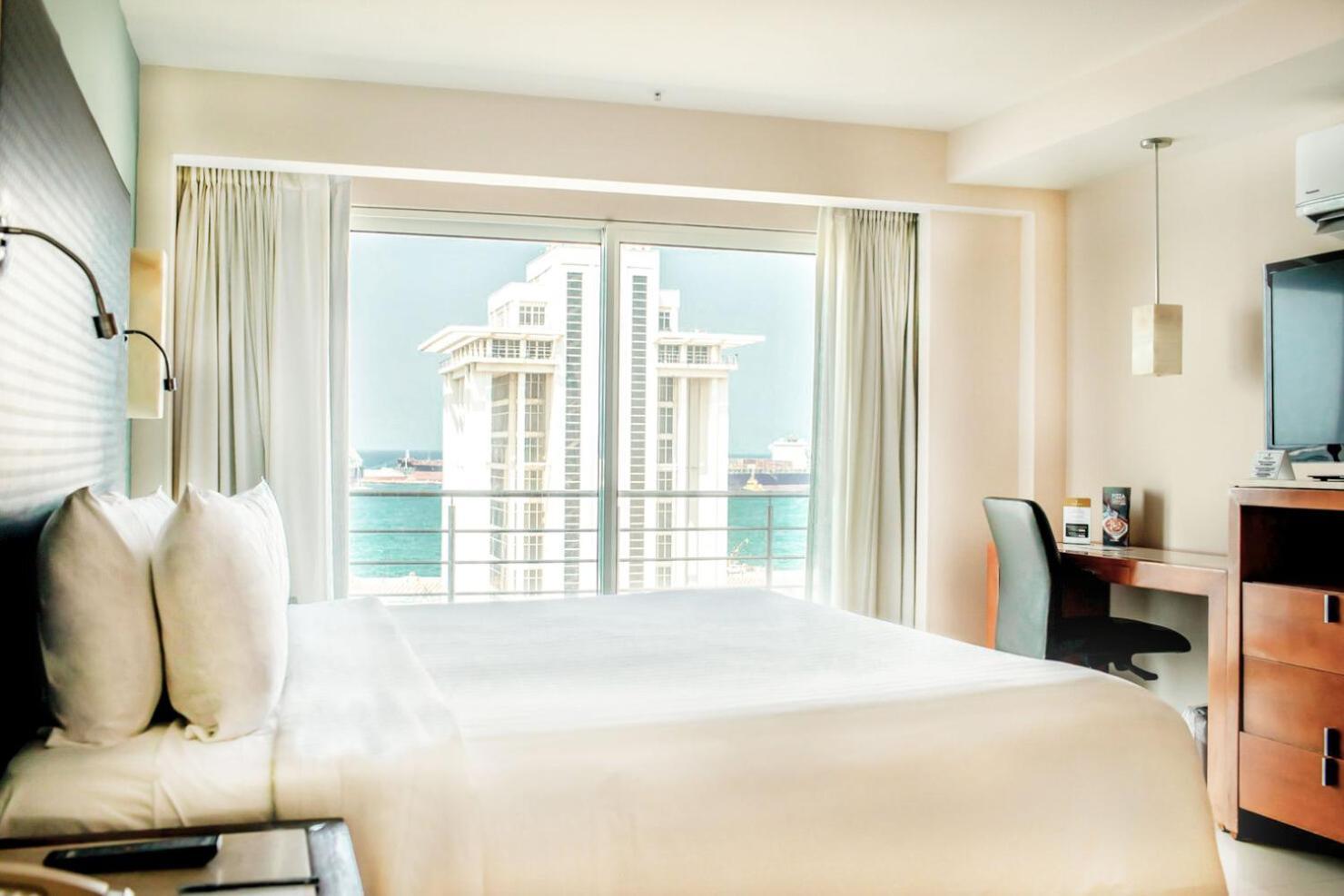 Habitación con cama extragrande y vistas al mar