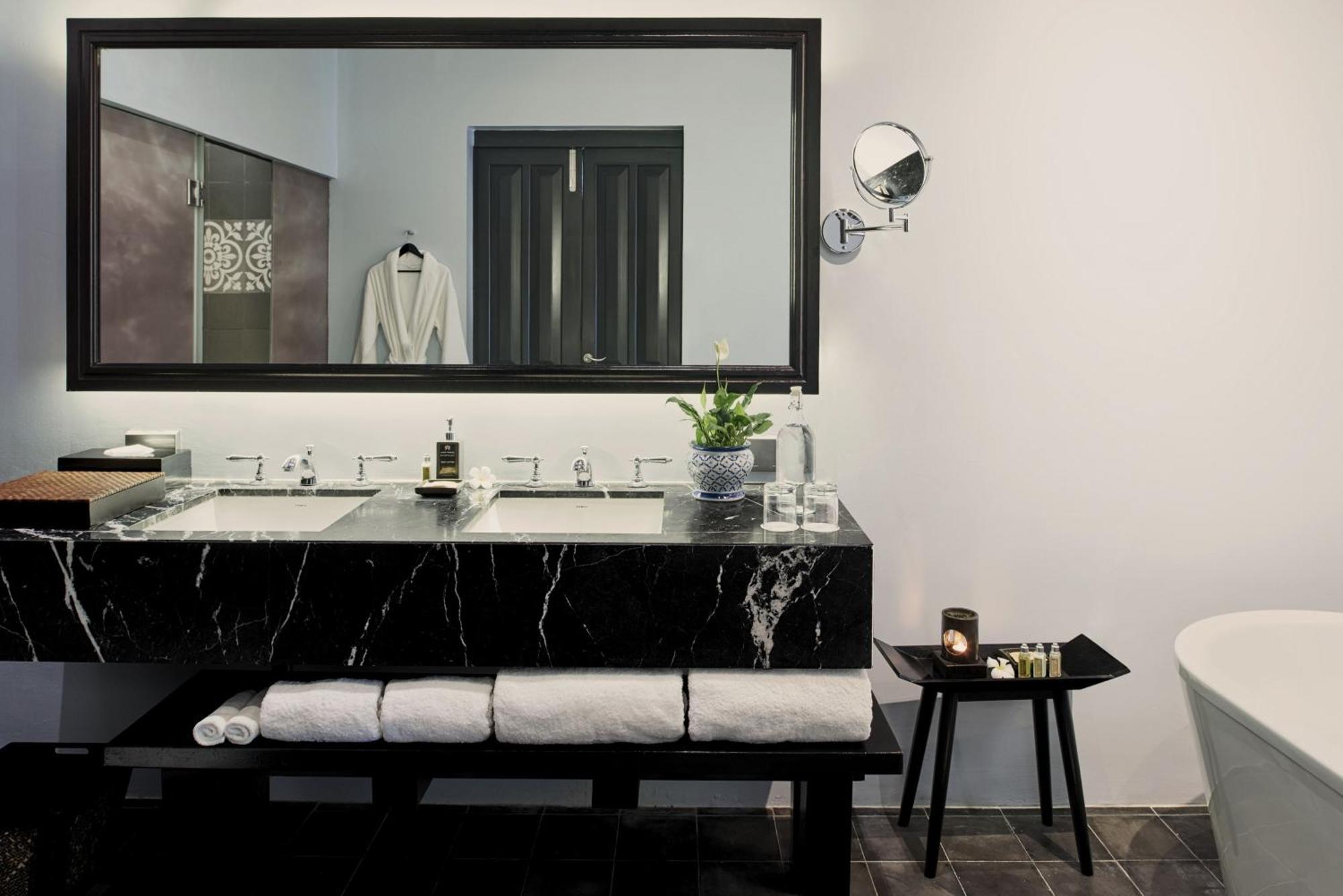 Garden King Suite