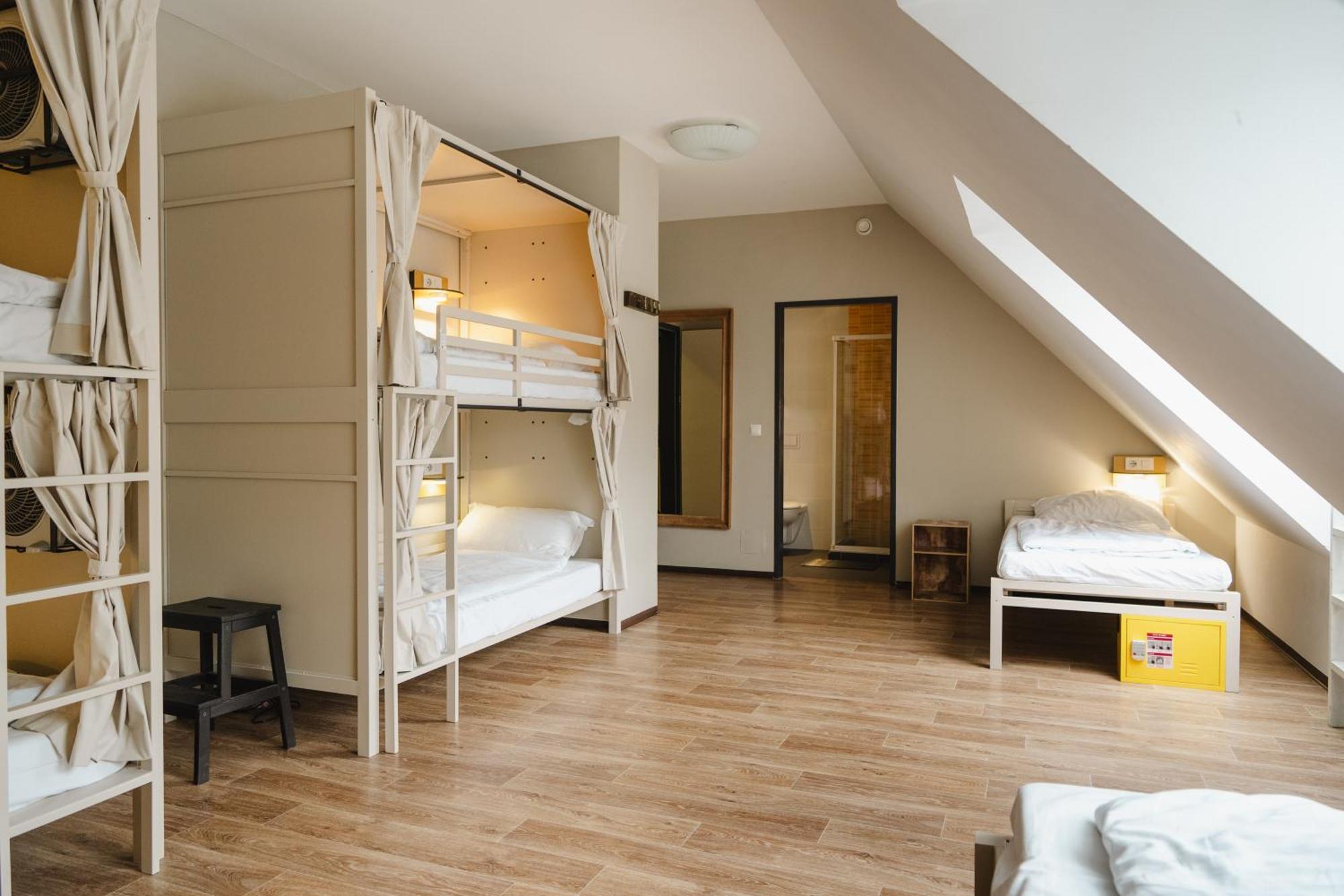 Single Bed 6-Bed Mixed Dormitory Room,1631560856:JPEG