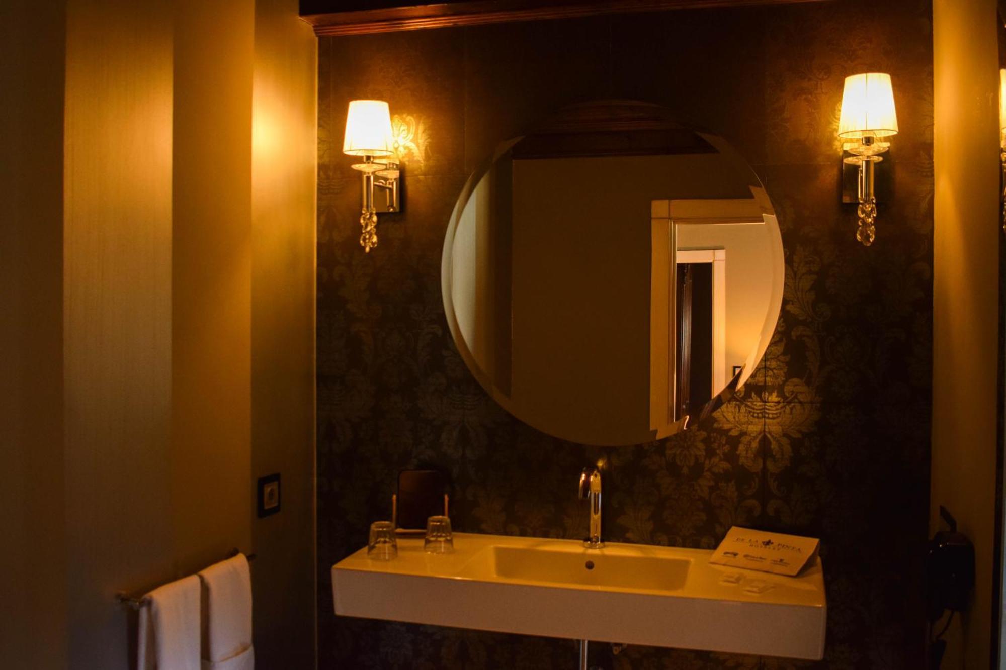 Suite con bañera de hidromasaje y cama grande