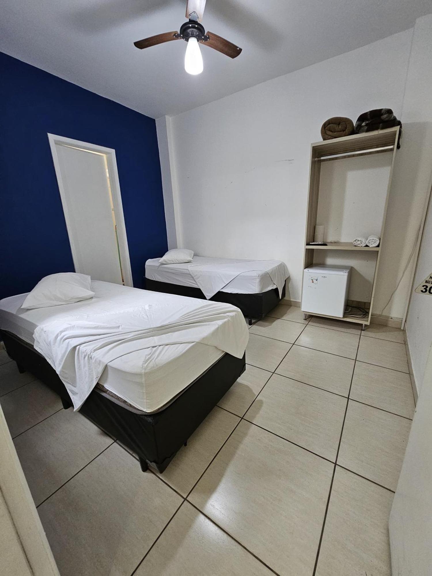 Quarto com 2 Camas de Solteiro