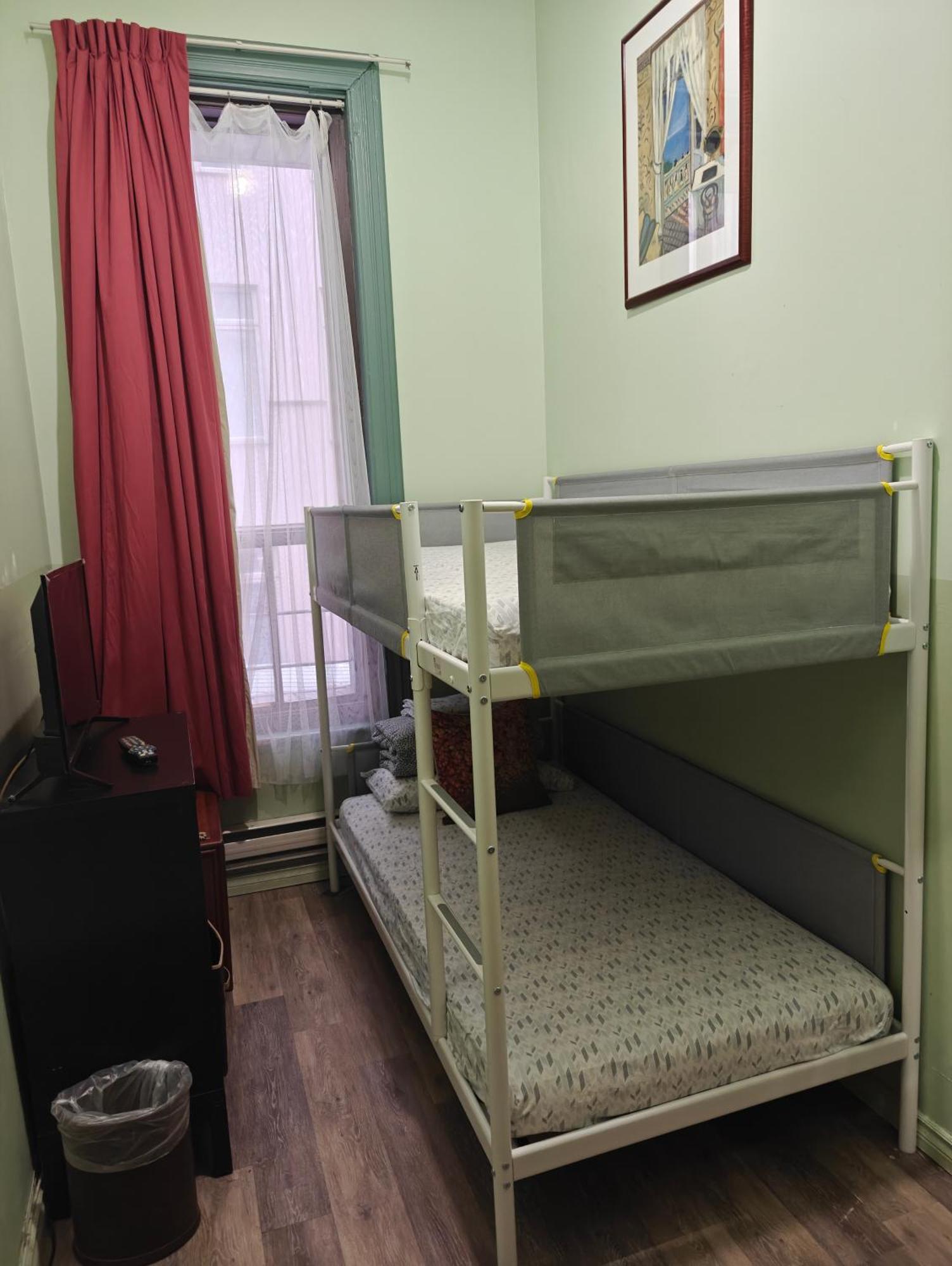 Chambre Lits Jumeaux avec Salle de Bains Commune