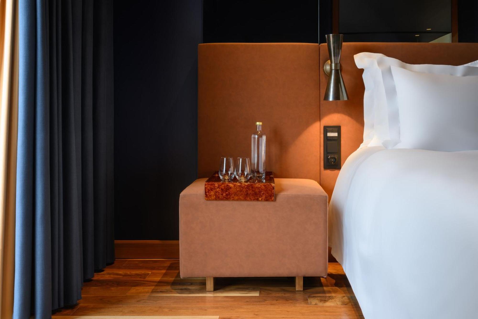 Quarto Deluxe com Cama King-size, Terraço e Vista da Piscina
