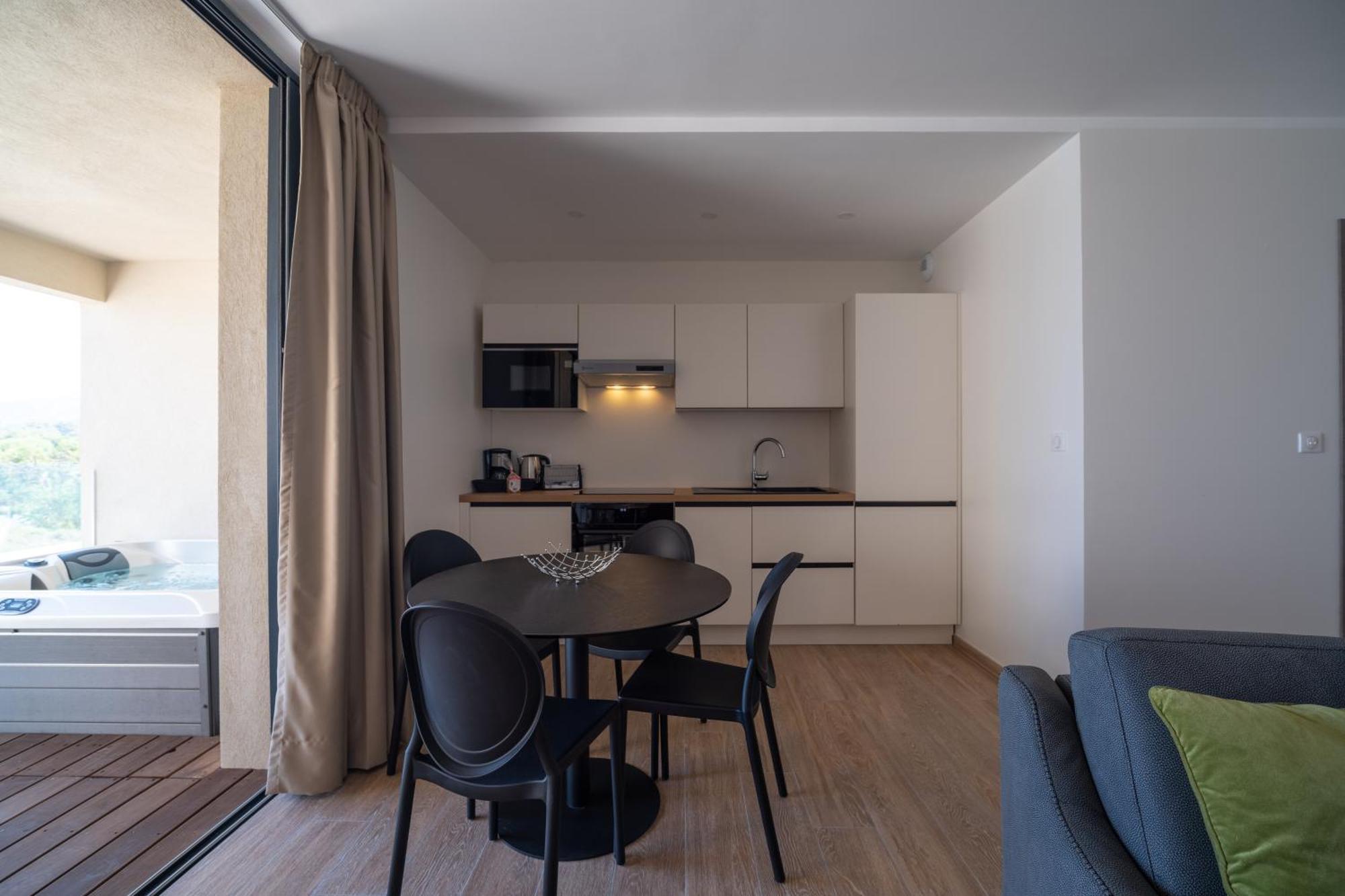Deluxe Apartment