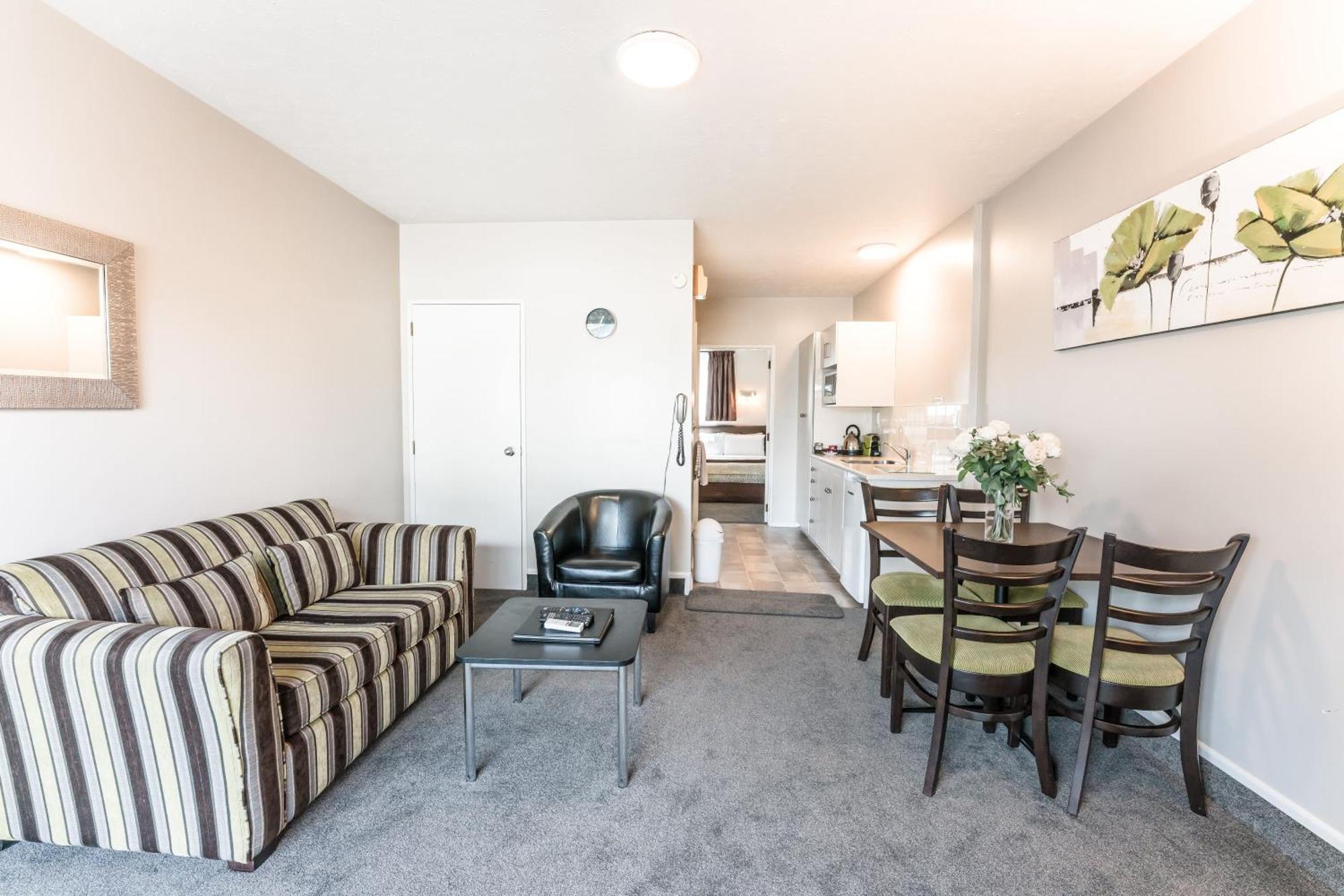 Deluxe One-Bedroom Apartment