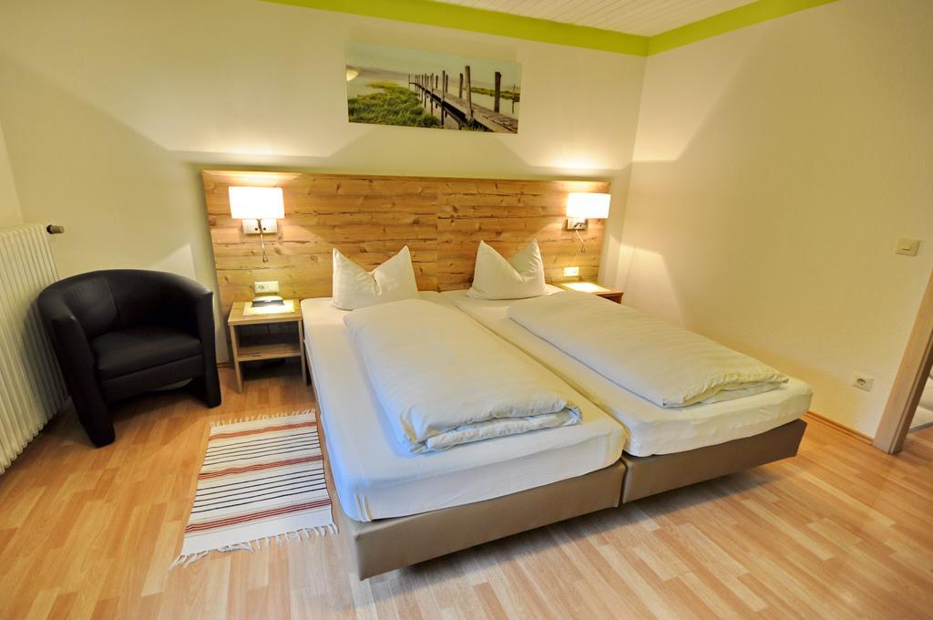 Doppelzimmer mit Straßenblick