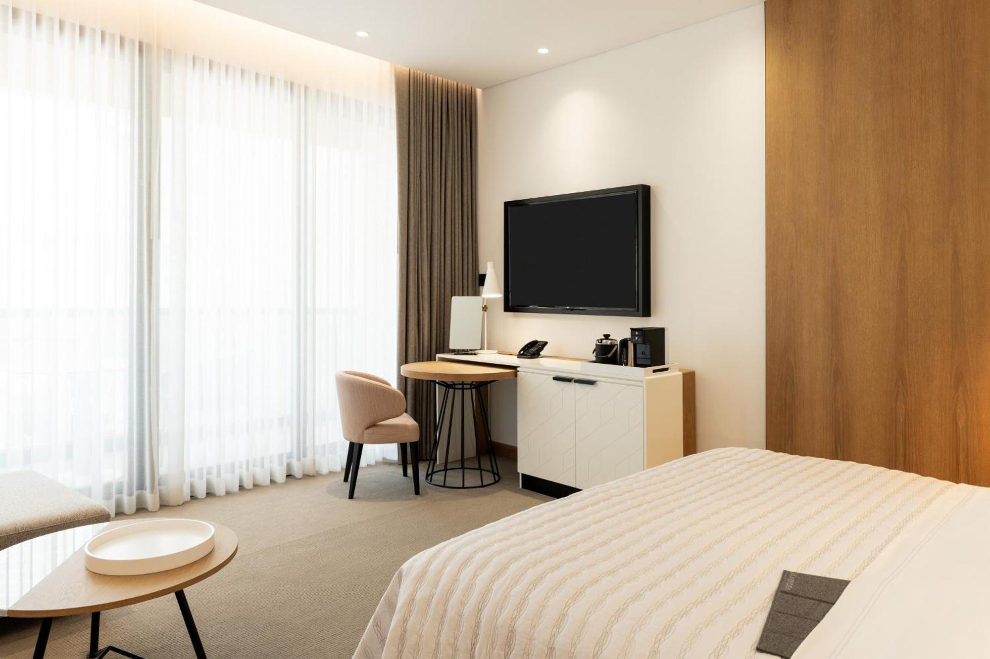 Royal Club JBR View, Guest Room, 1 King, Executive Lounge Access, Afternoon Tea & Happy Hour, Airport Transfer from Dubai Airport,1353124540:JPEG