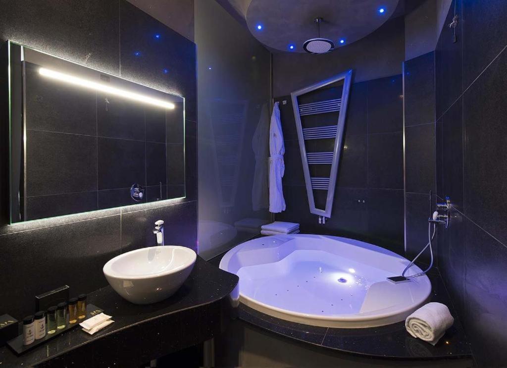 Apartment Spa Bath,1637744644:JPEG