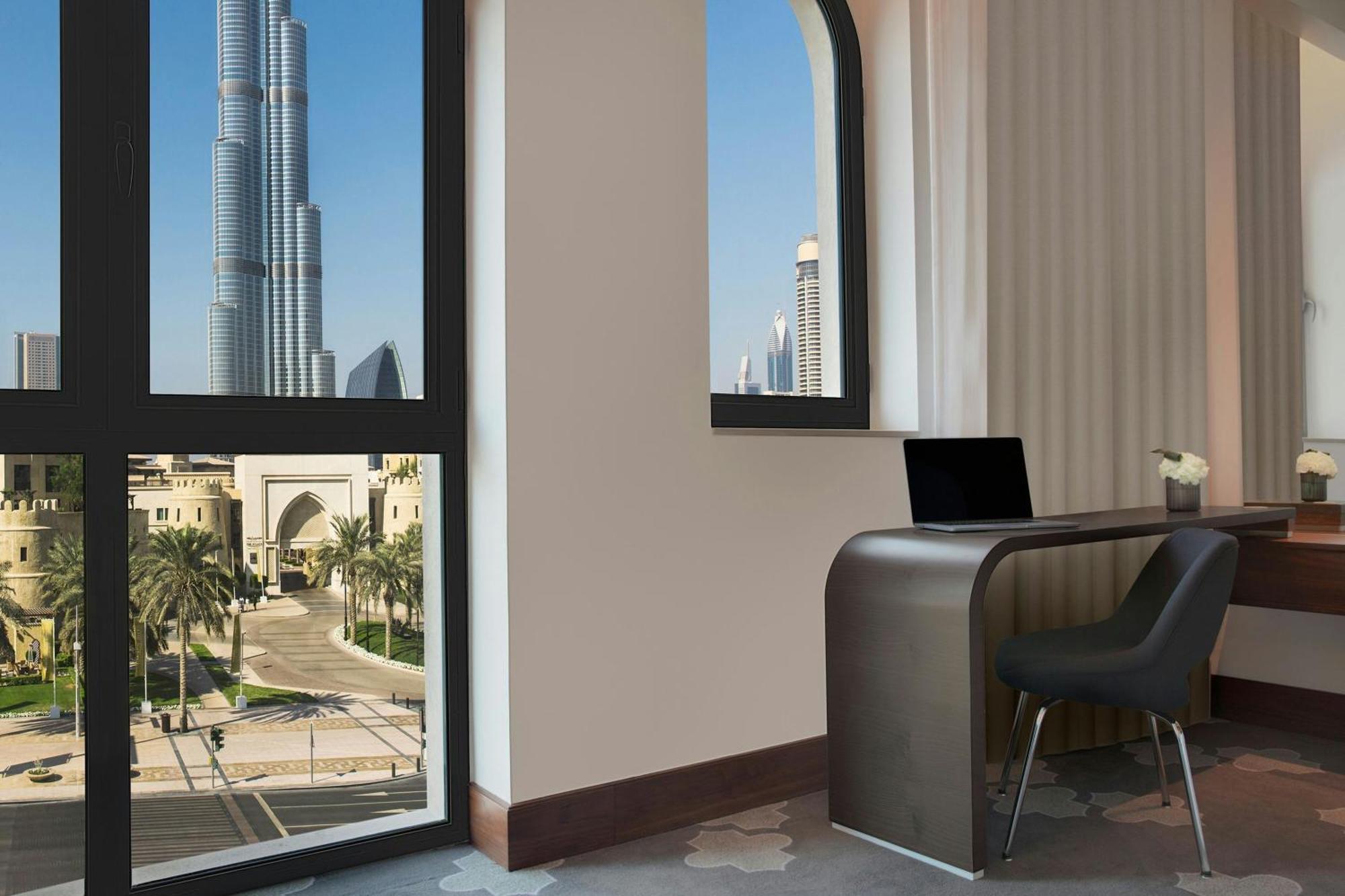 Deluxe King Room Landmark View