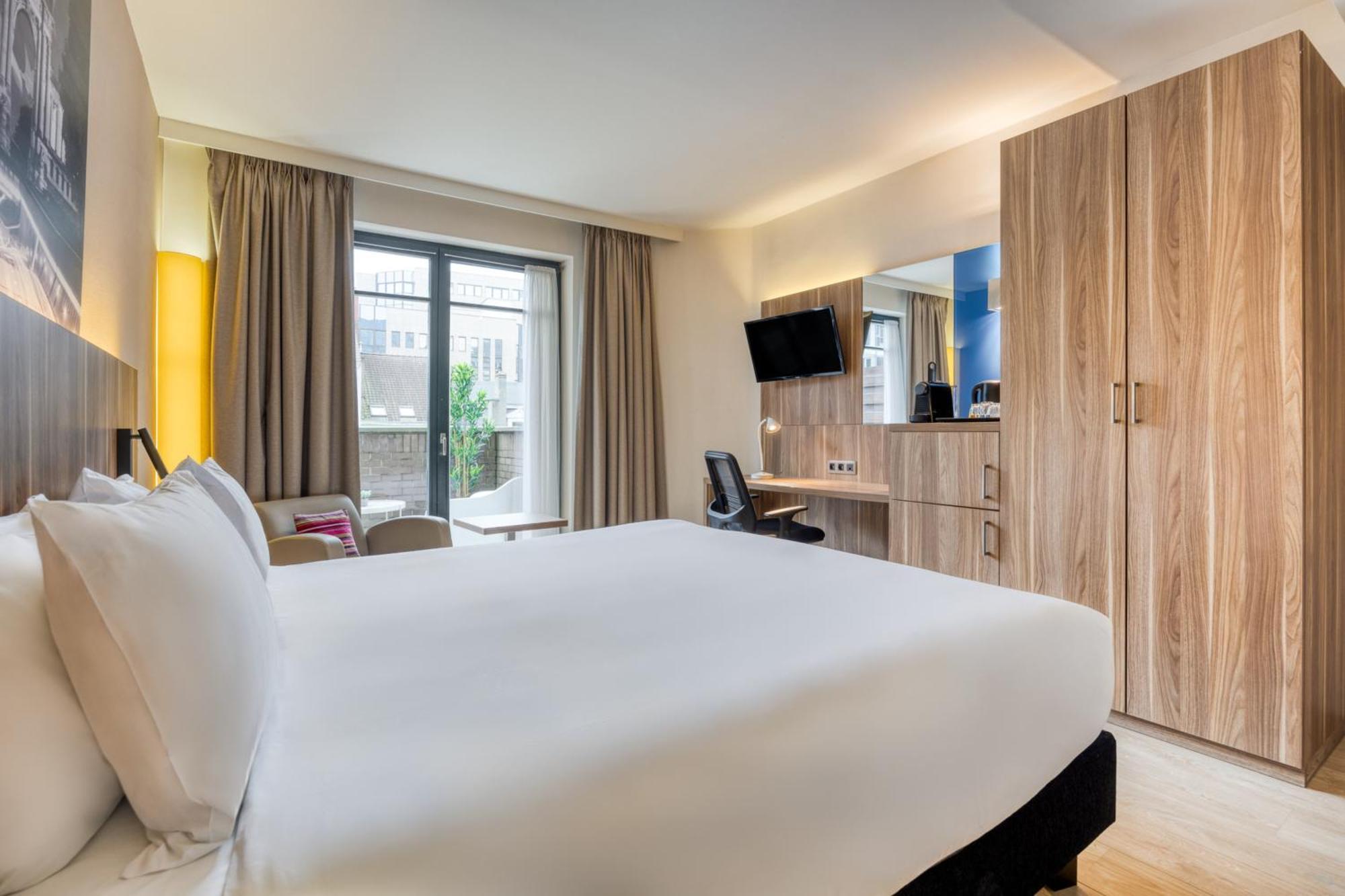 Standard King Room Balcony Bath
