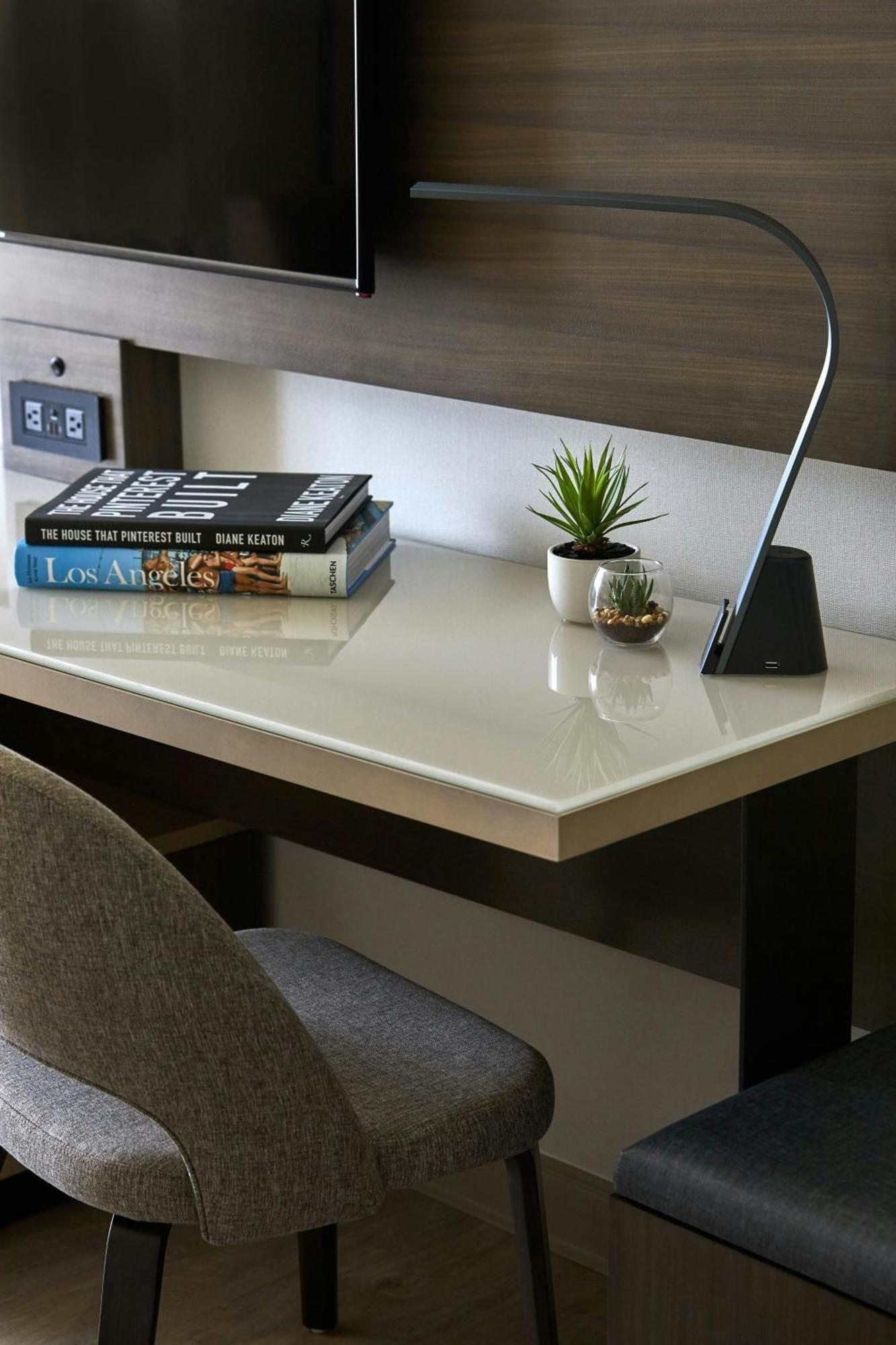 Standard 1 King Bed