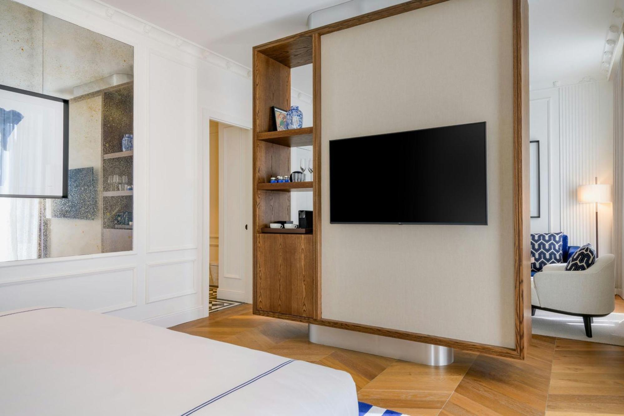 Junior King Suite City view