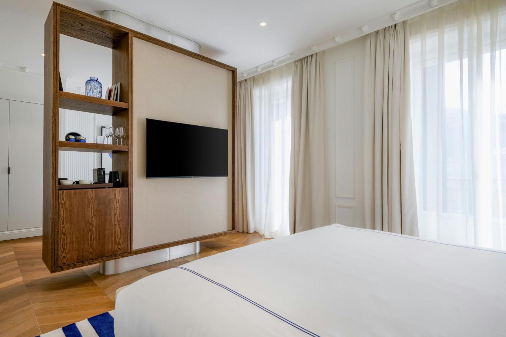 Junior King Suite City view