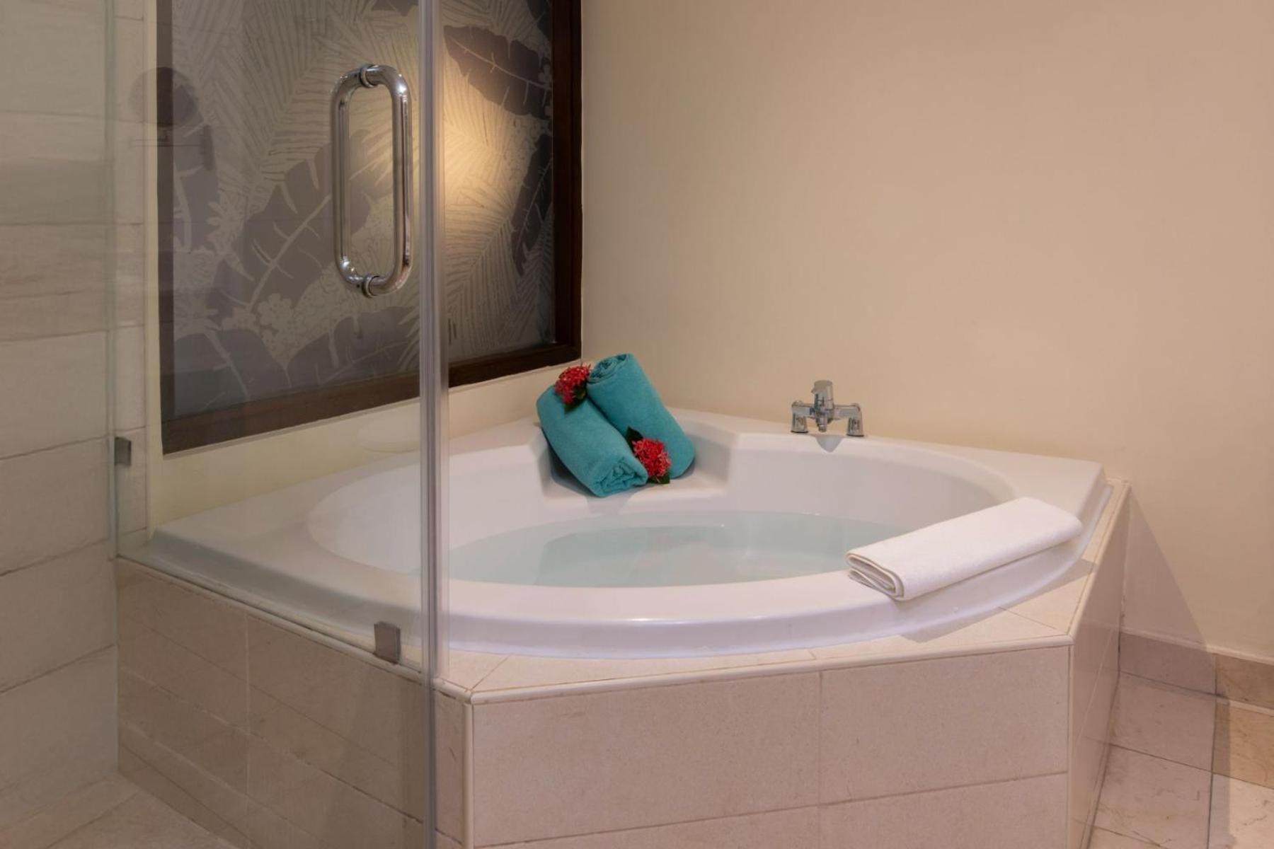 Jr Suite Premium Tropical View Jacuzzi,1657197832:JPEG