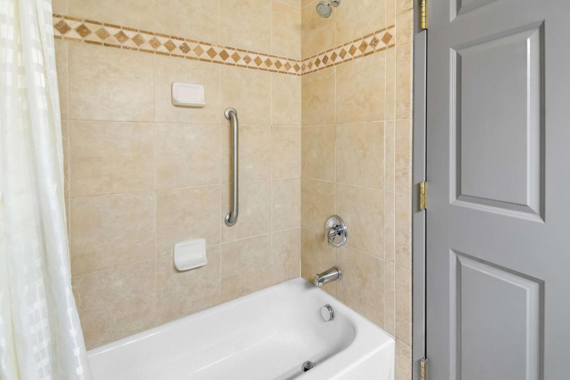 King Suite Bath Tub Sofa Bed Disability or Non-Smoking