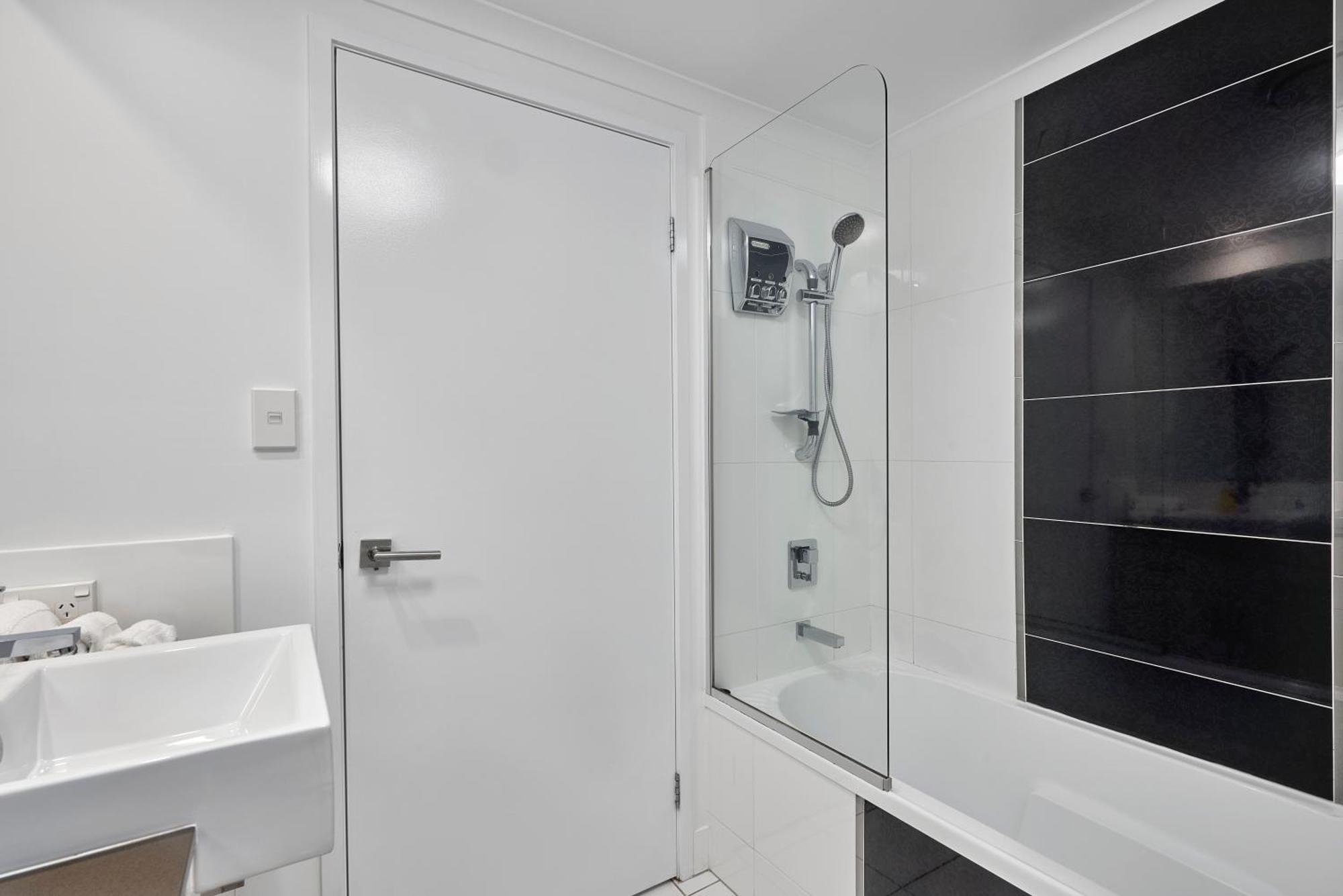 Deluxe One-Bedroom Apartment