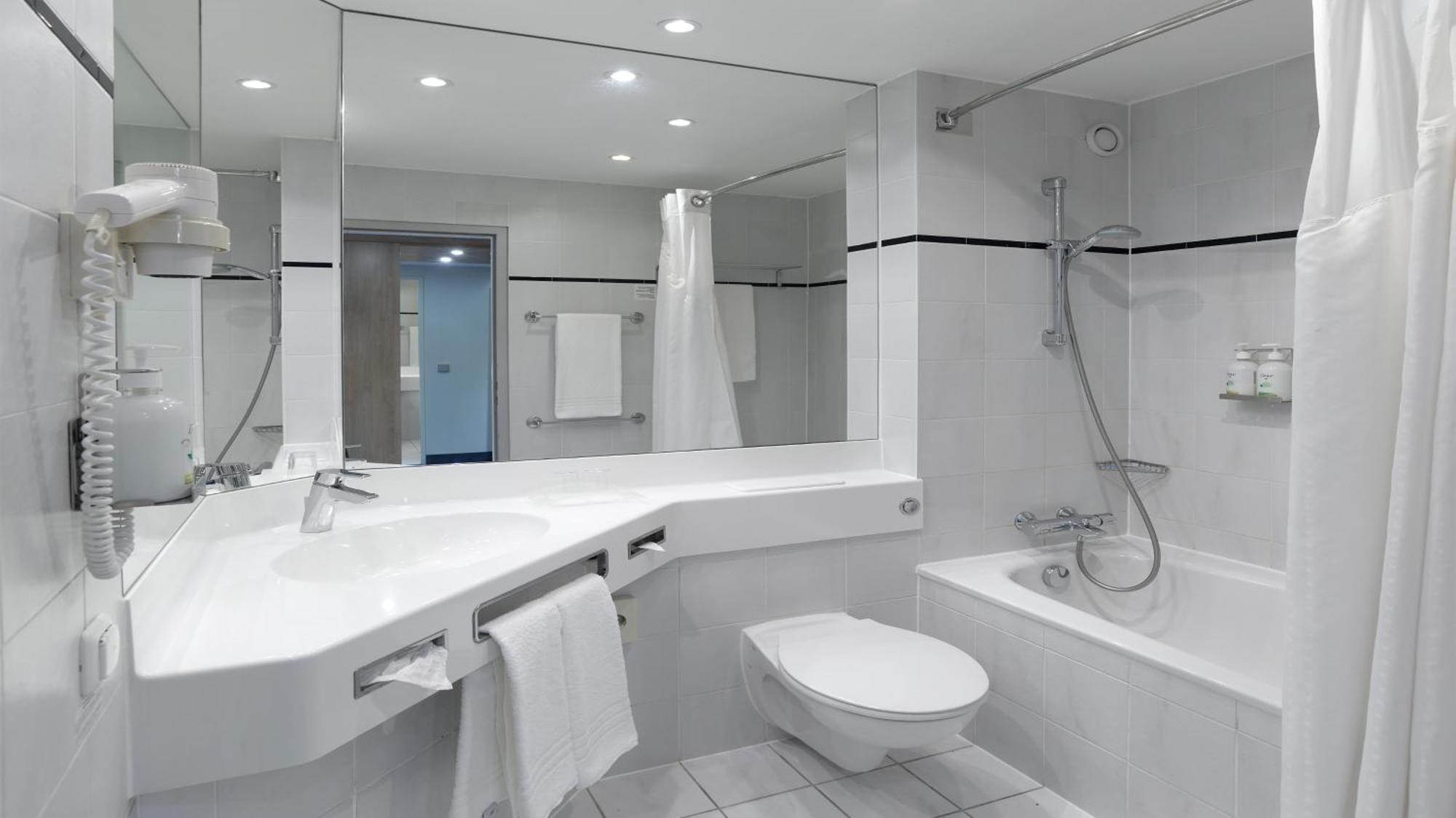Standard Queen Room Bath Shower Combination,1706122071:JPEG