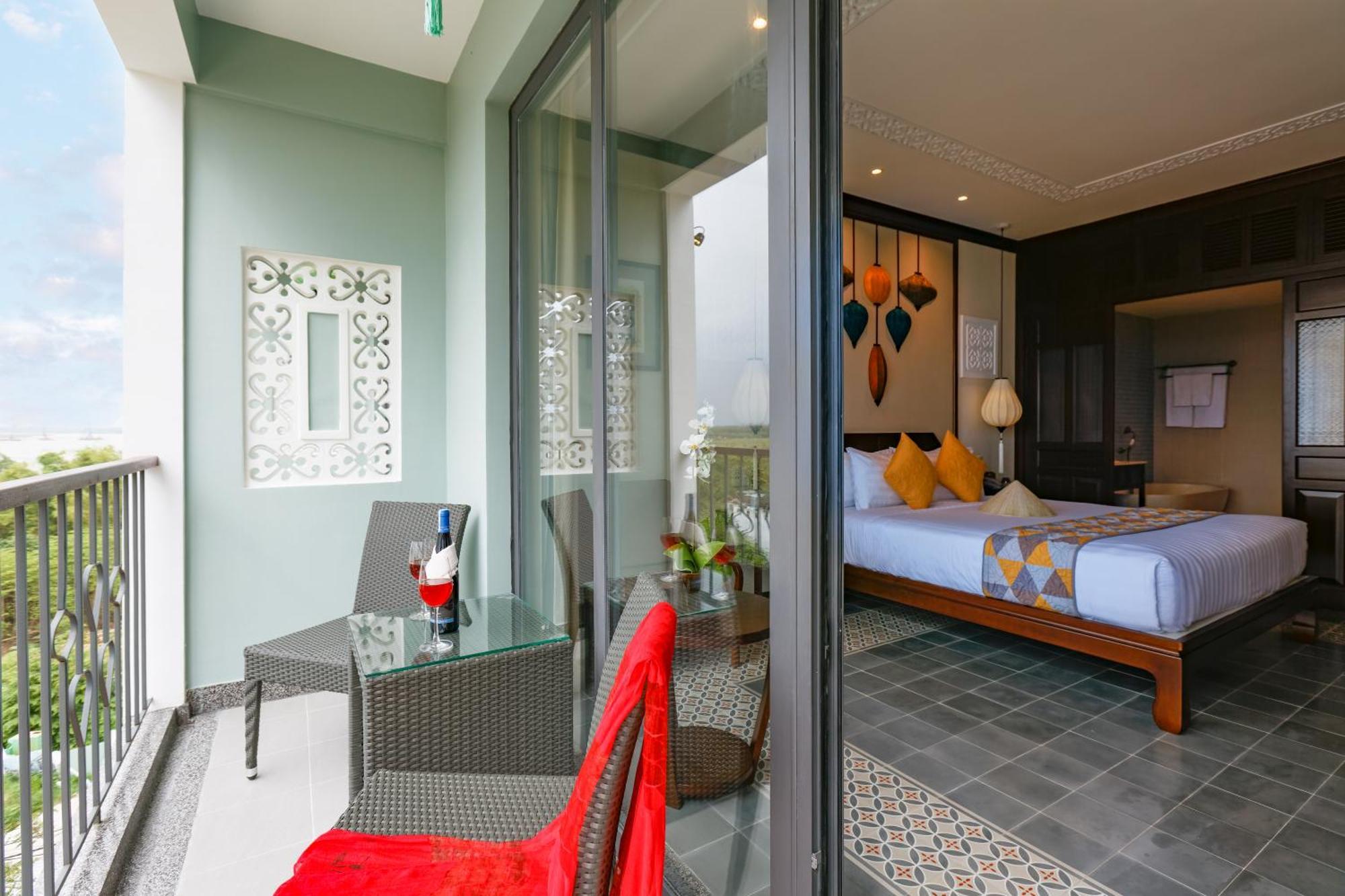 Savvy King or Twin Suite Bathtub Balcony Riverside View