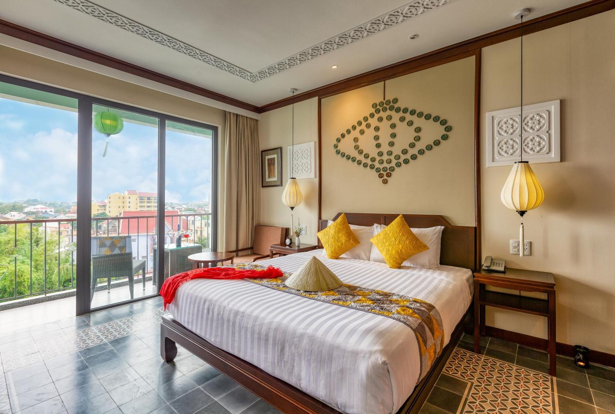 Junior Queen or Twin Suite Bathtub Balcony Tranquil Meadow View