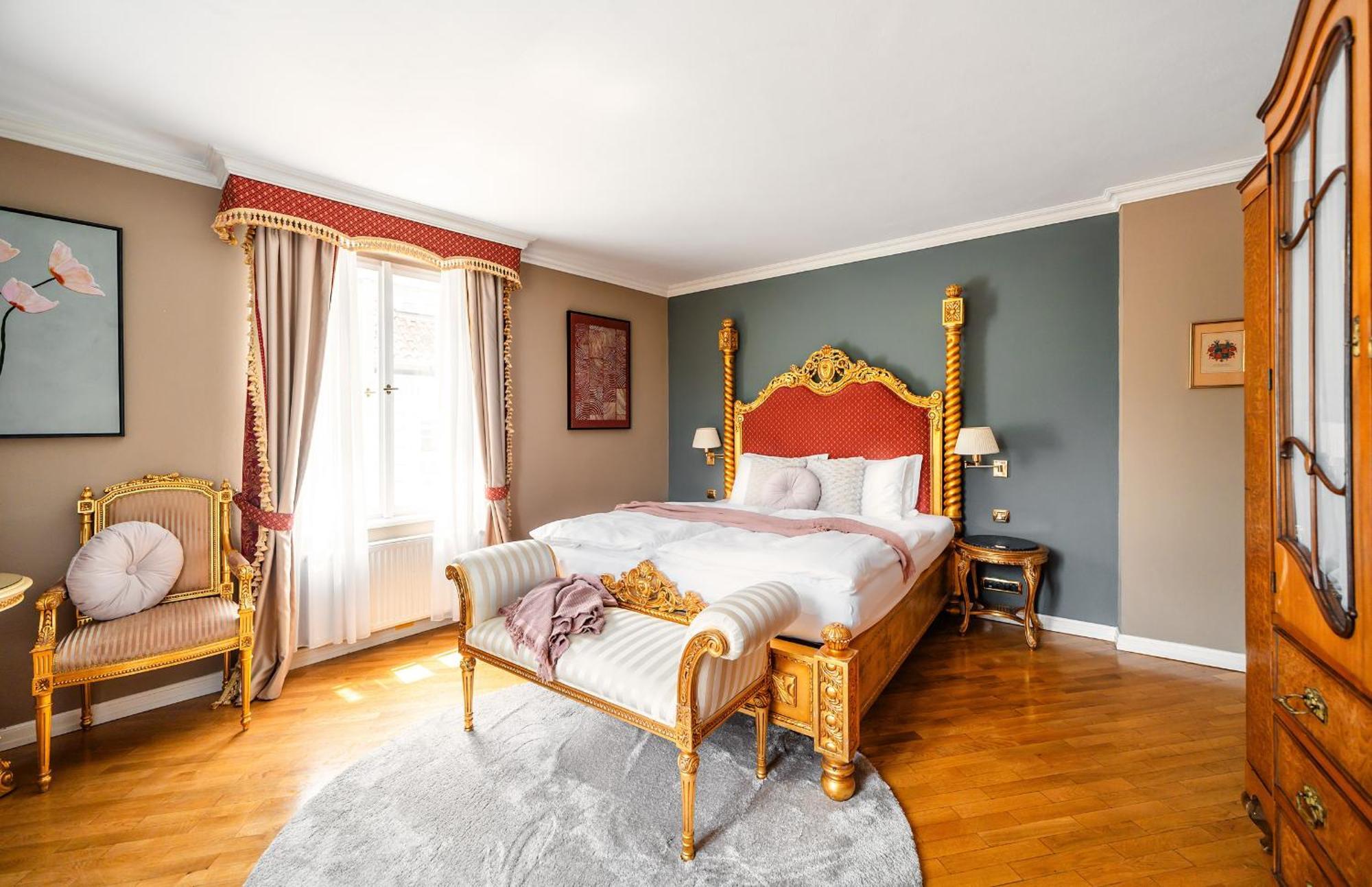 Two-Bedroom Suite,1689995673:JPEG