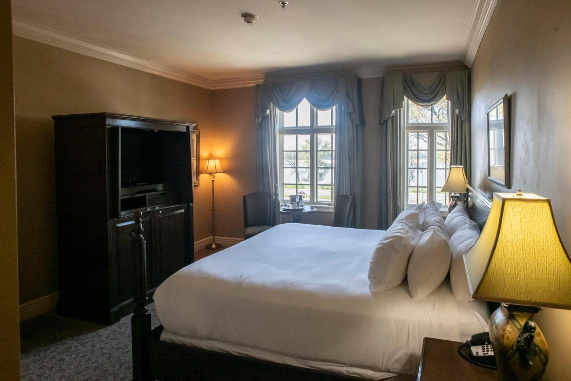 Deluxe Queen Room