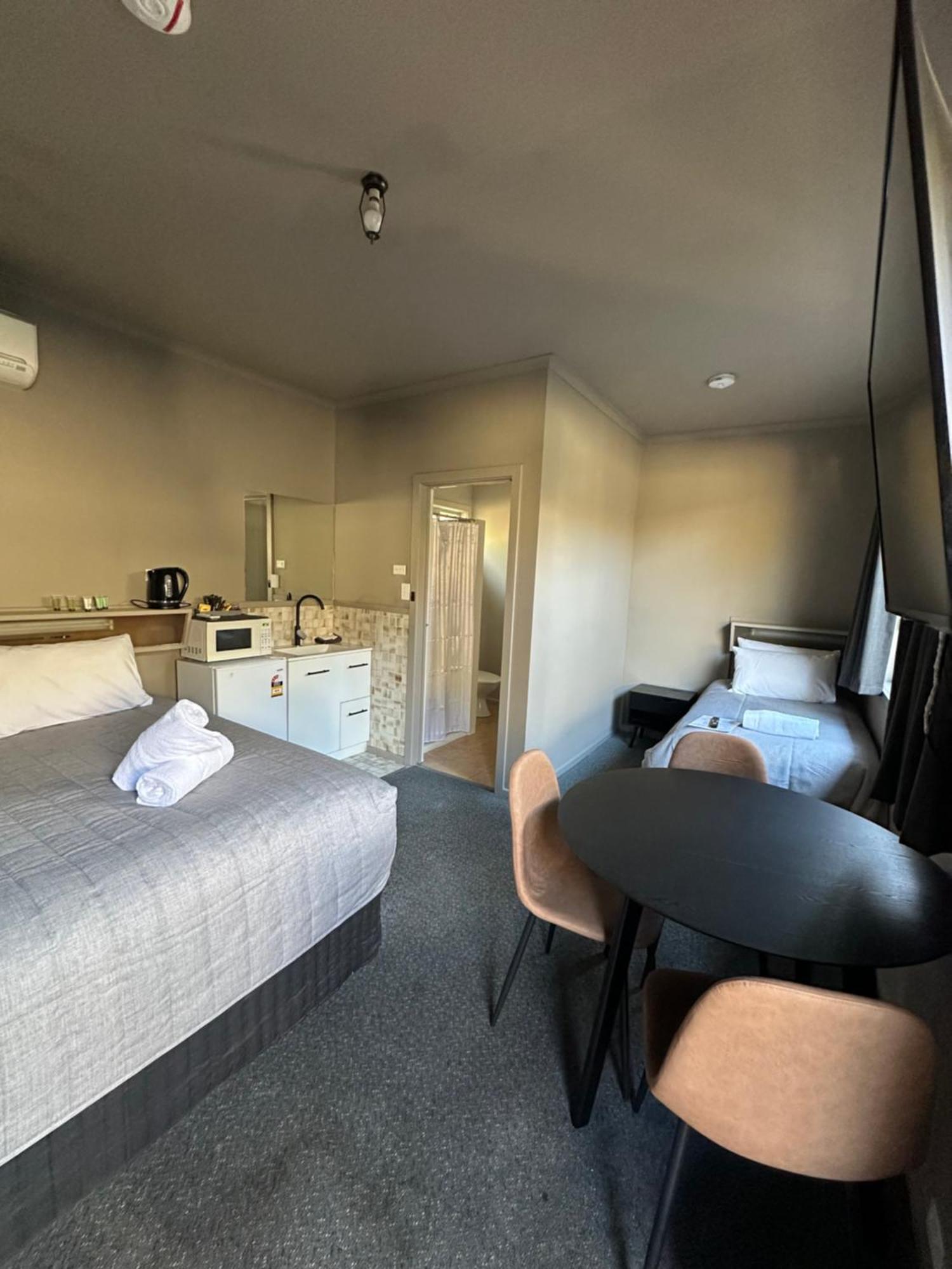 Superior Queen Suite Single Bed