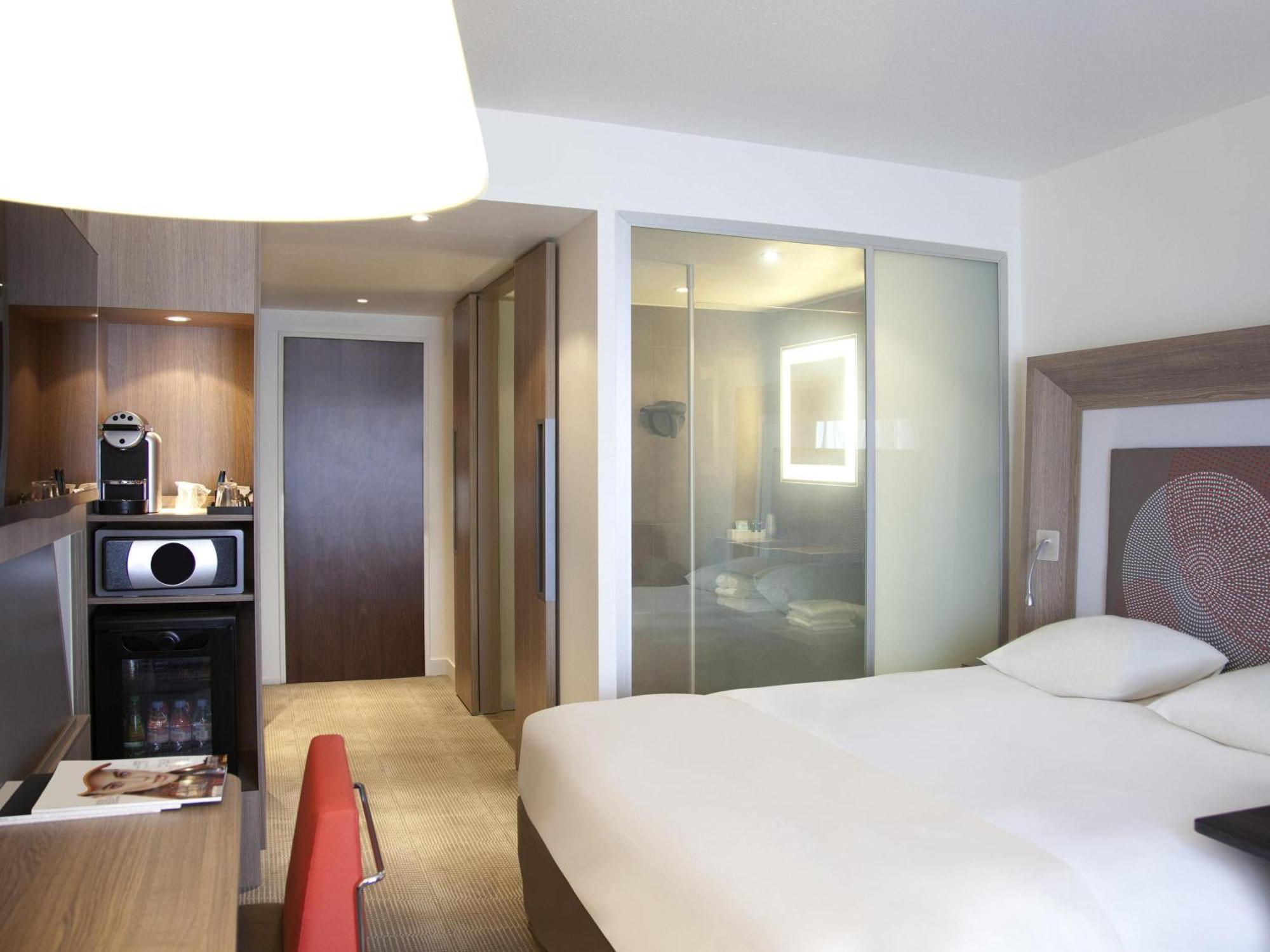 Superior Room 1 Queen Bed,323712979:JPEG
