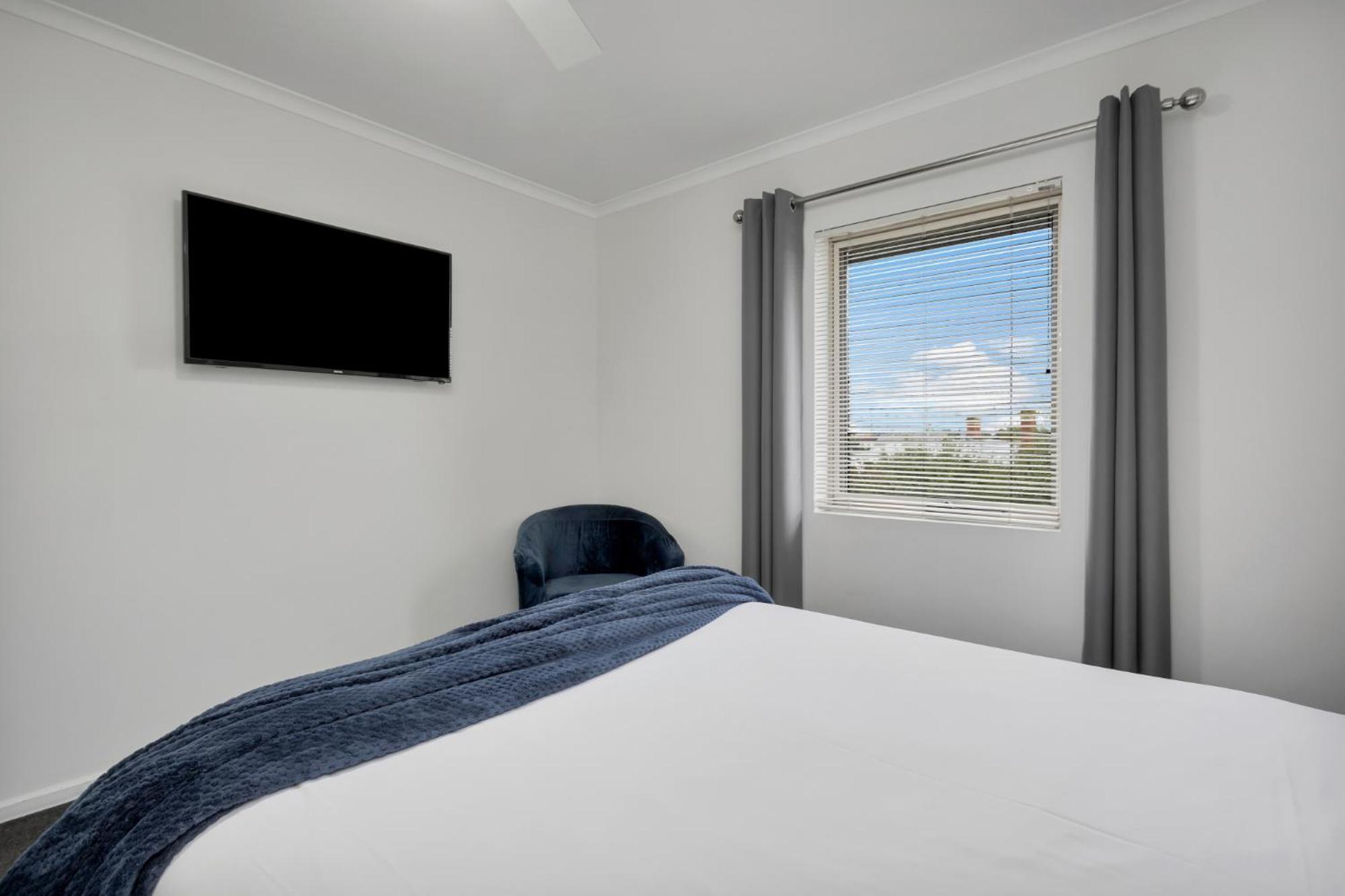 Three-Bedroom Apartment Courtyard includes Wifi