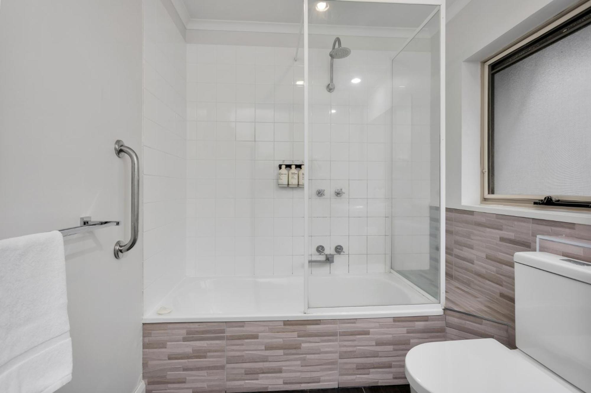Three-Bedroom Apartment Courtyard includes Wifi