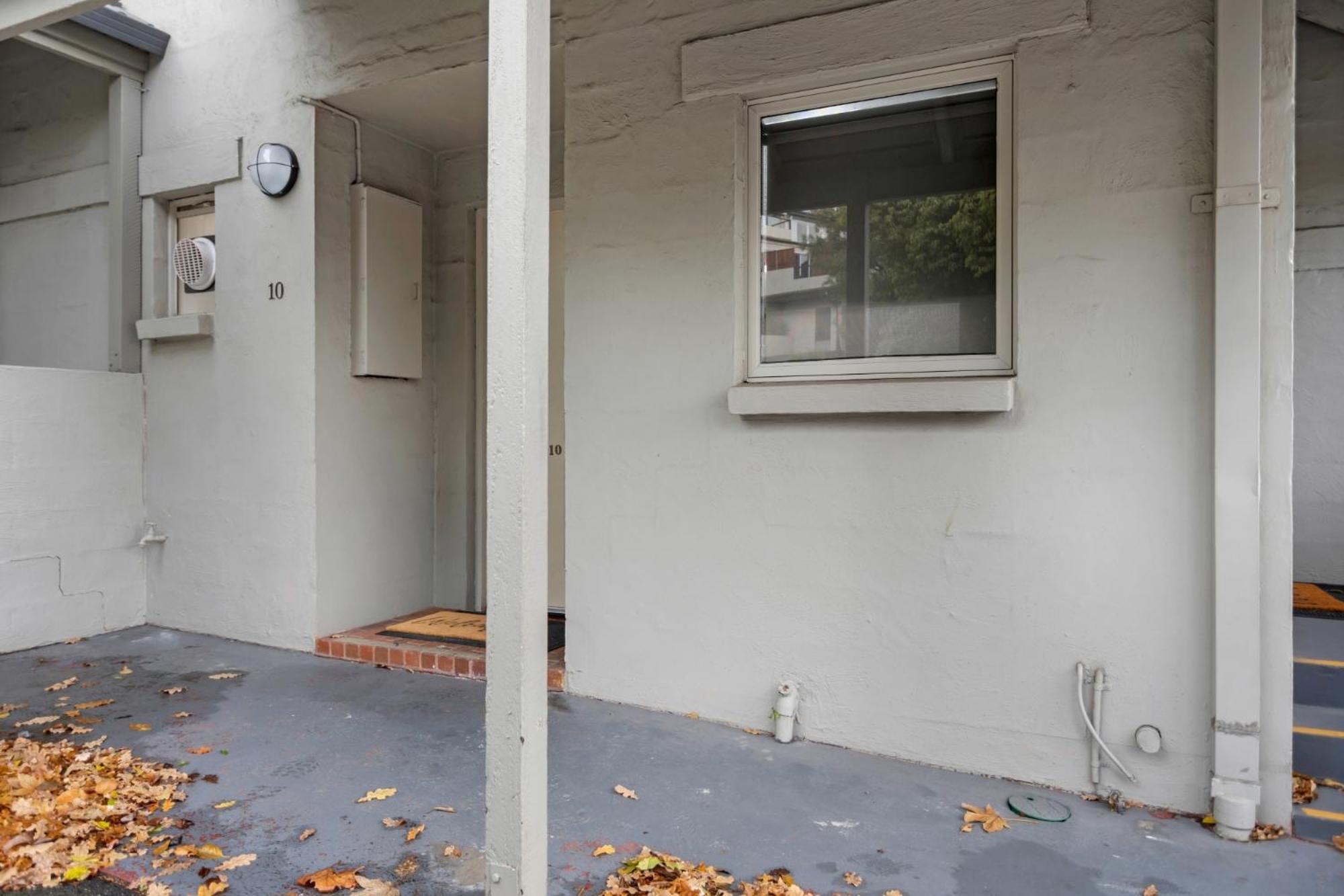 Two-Bedroom Apartment shared Courtyard includes Wifi