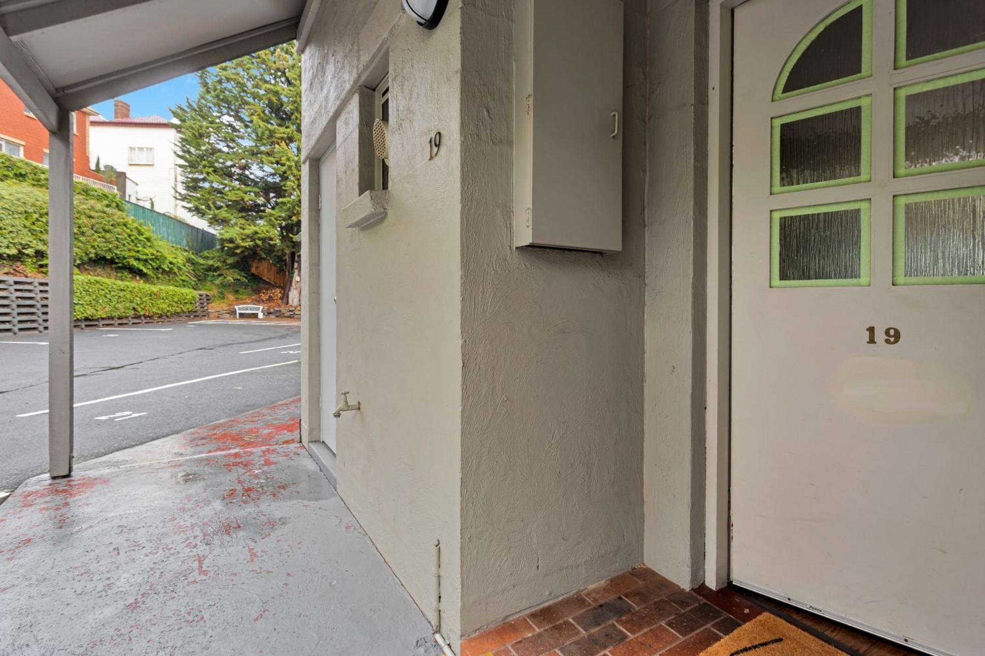 Three-Bedroom Apartment Courtyard includes Wifi