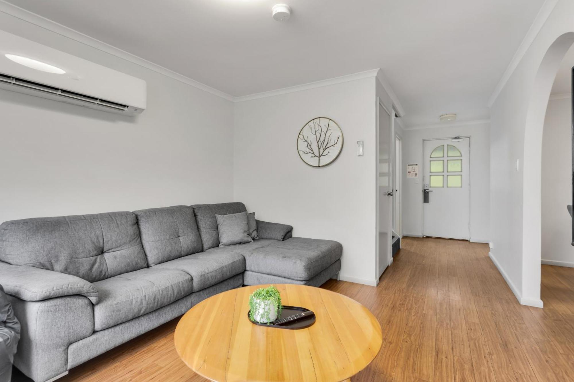 Three-Bedroom Apartment Courtyard includes Wifi