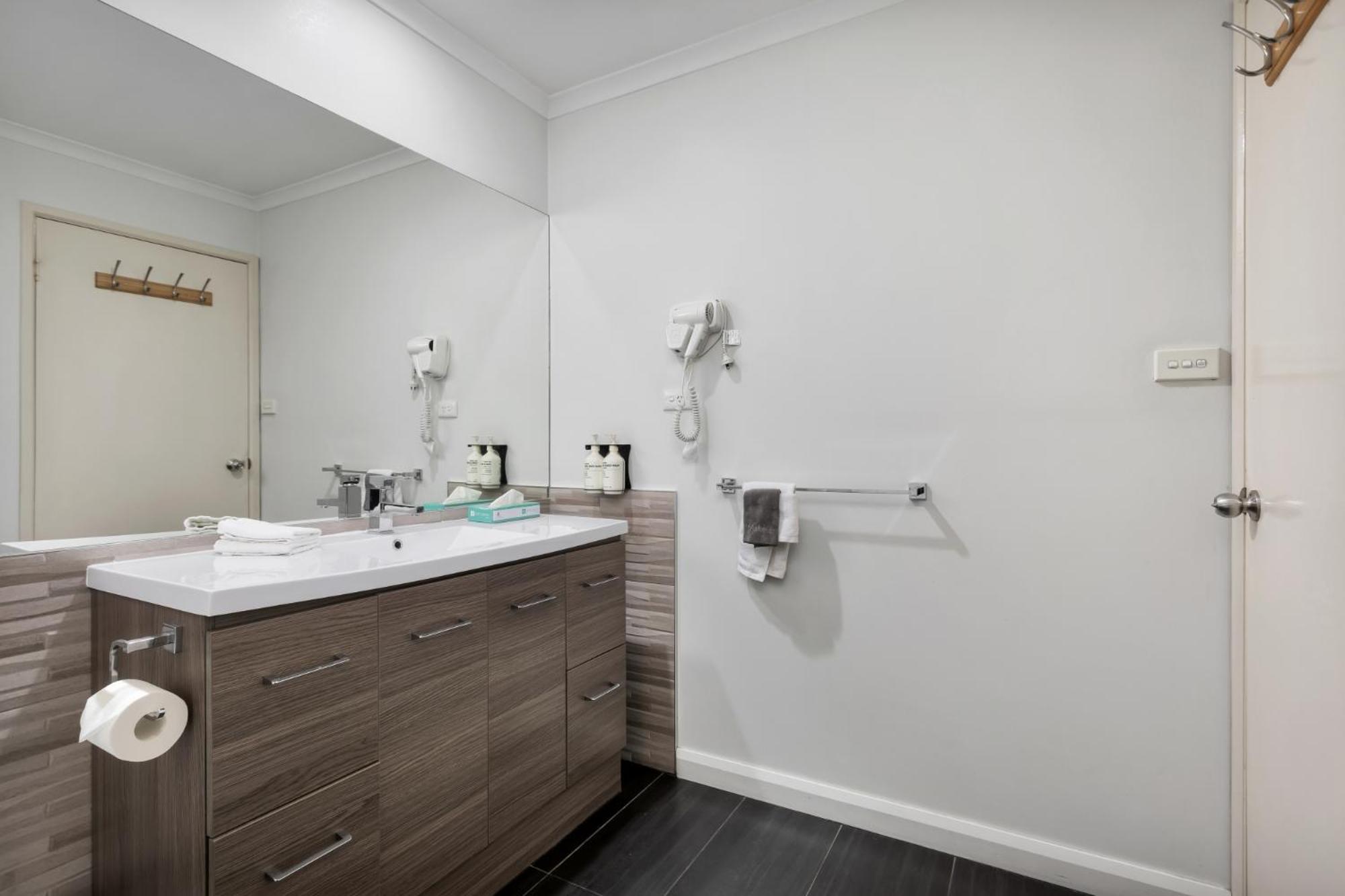 Three-Bedroom Apartment Courtyard includes Wifi