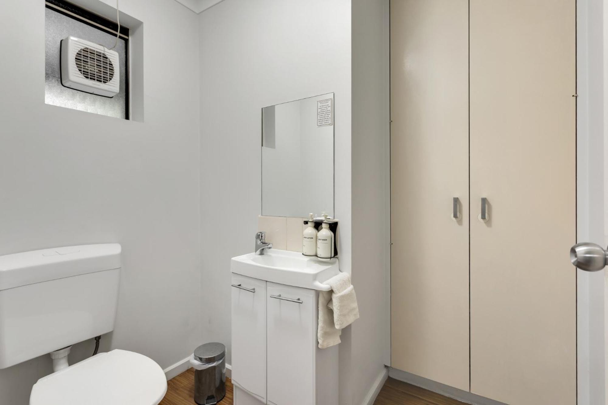 Three-Bedroom Apartment Courtyard includes Wifi