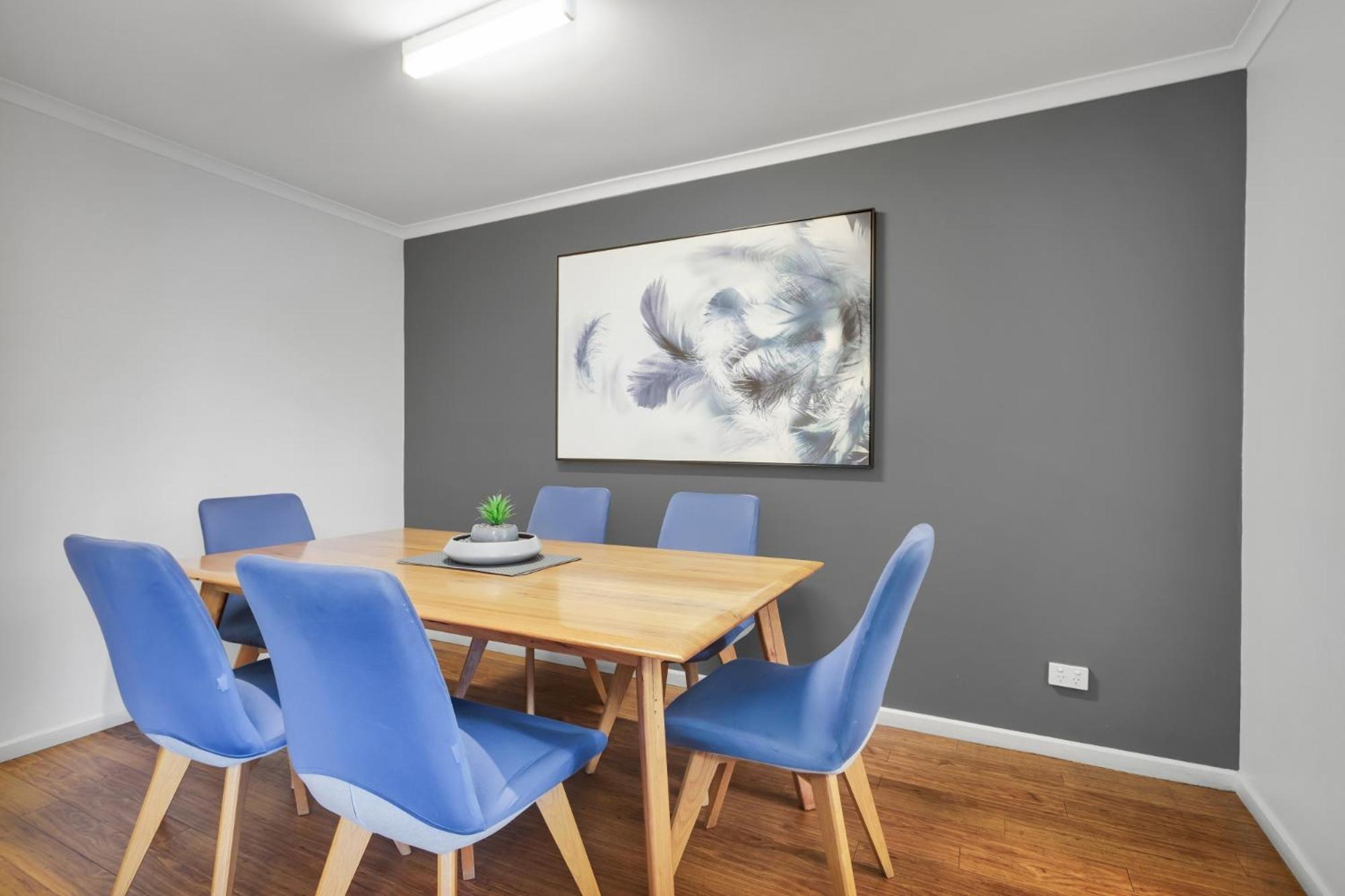 Three-Bedroom Apartment Courtyard includes Wifi