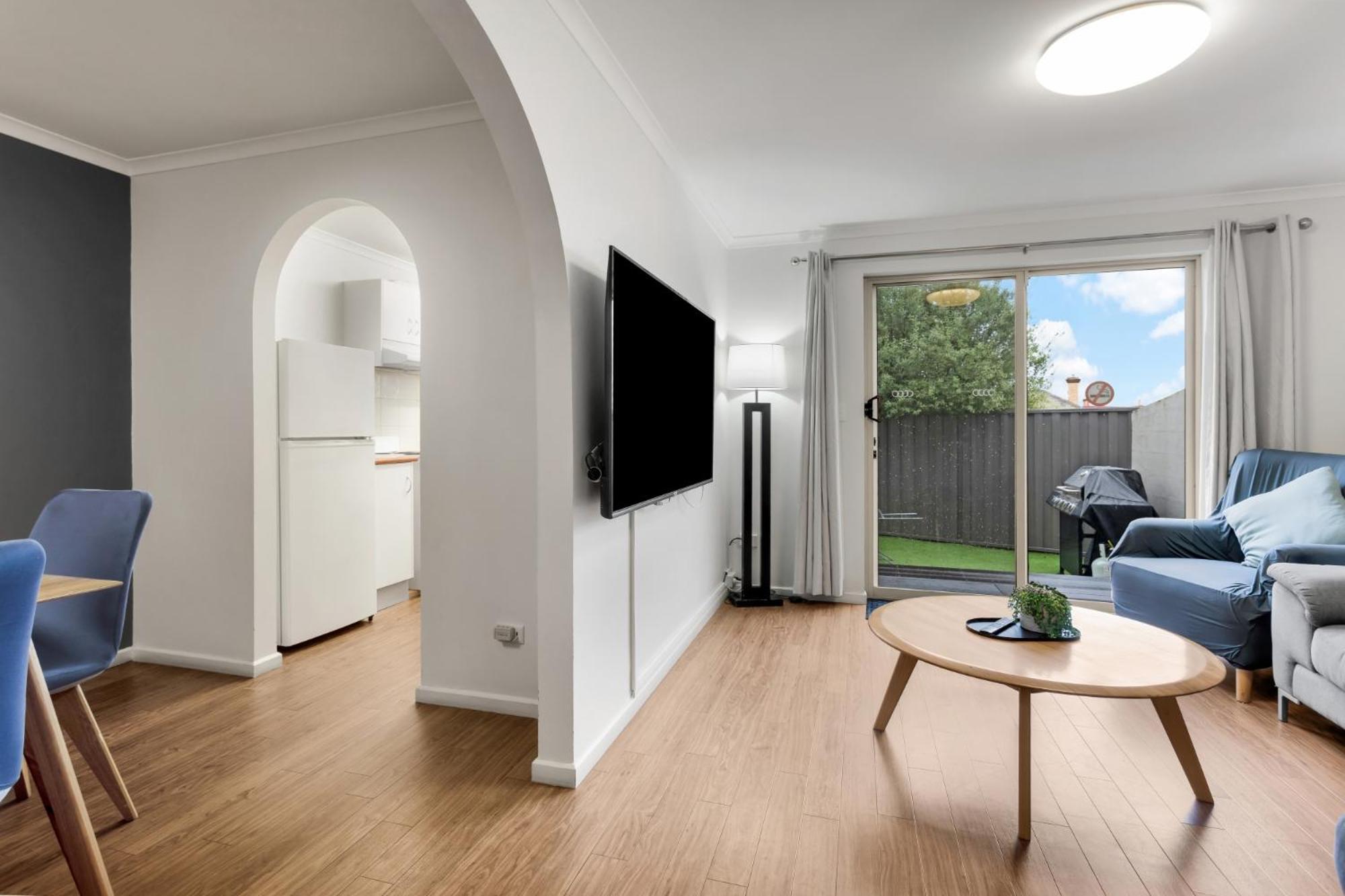 Three-Bedroom Apartment Courtyard includes Wifi