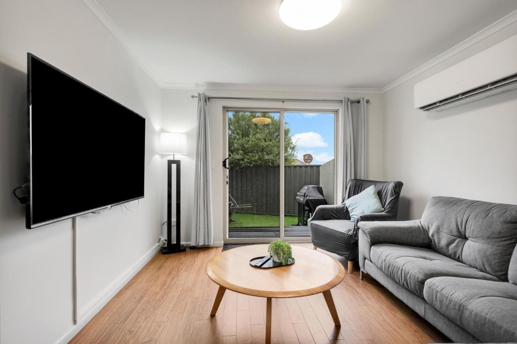 Three-Bedroom Apartment Courtyard includes Wifi