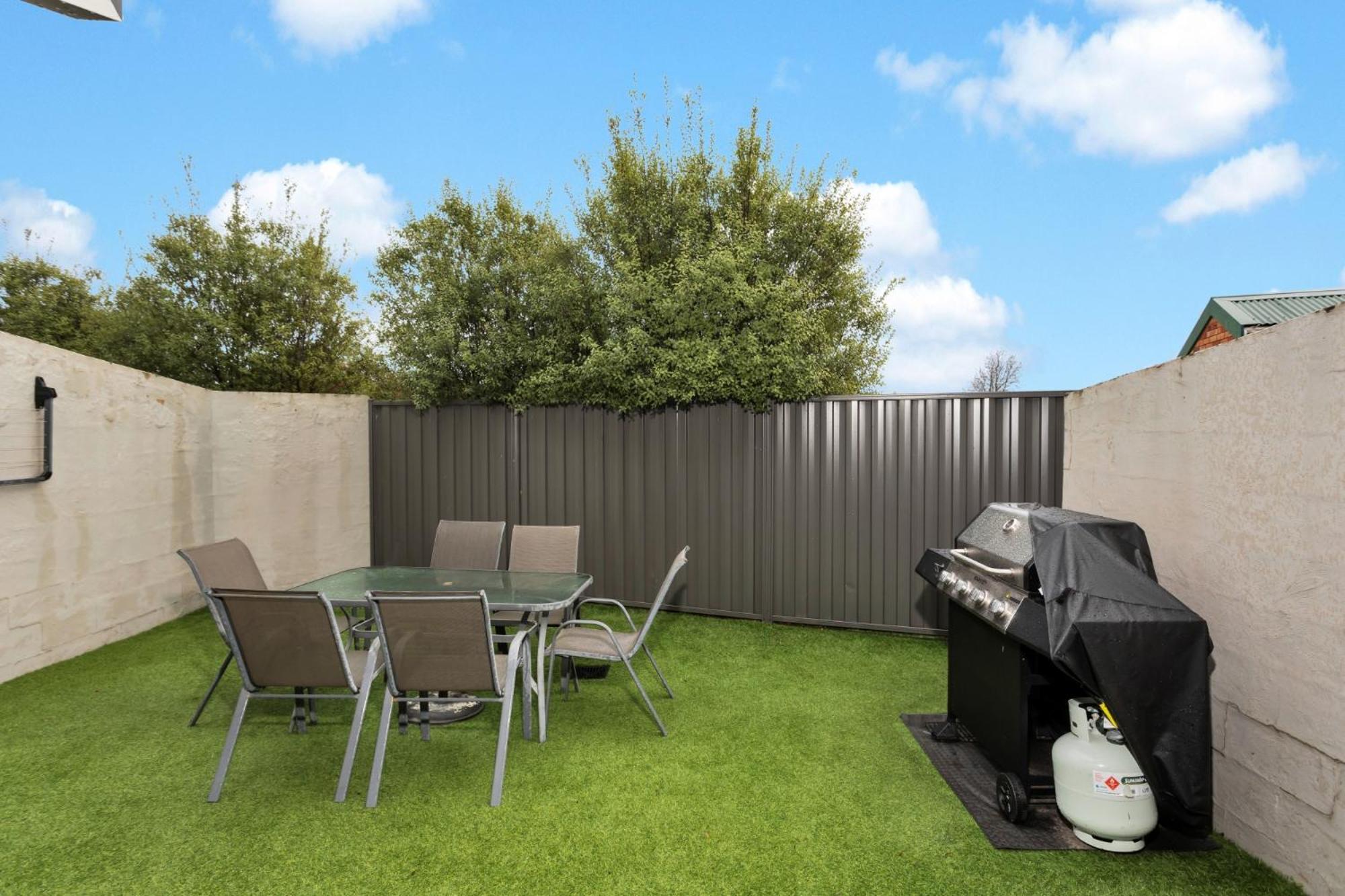 Three-Bedroom Apartment Courtyard includes Wifi