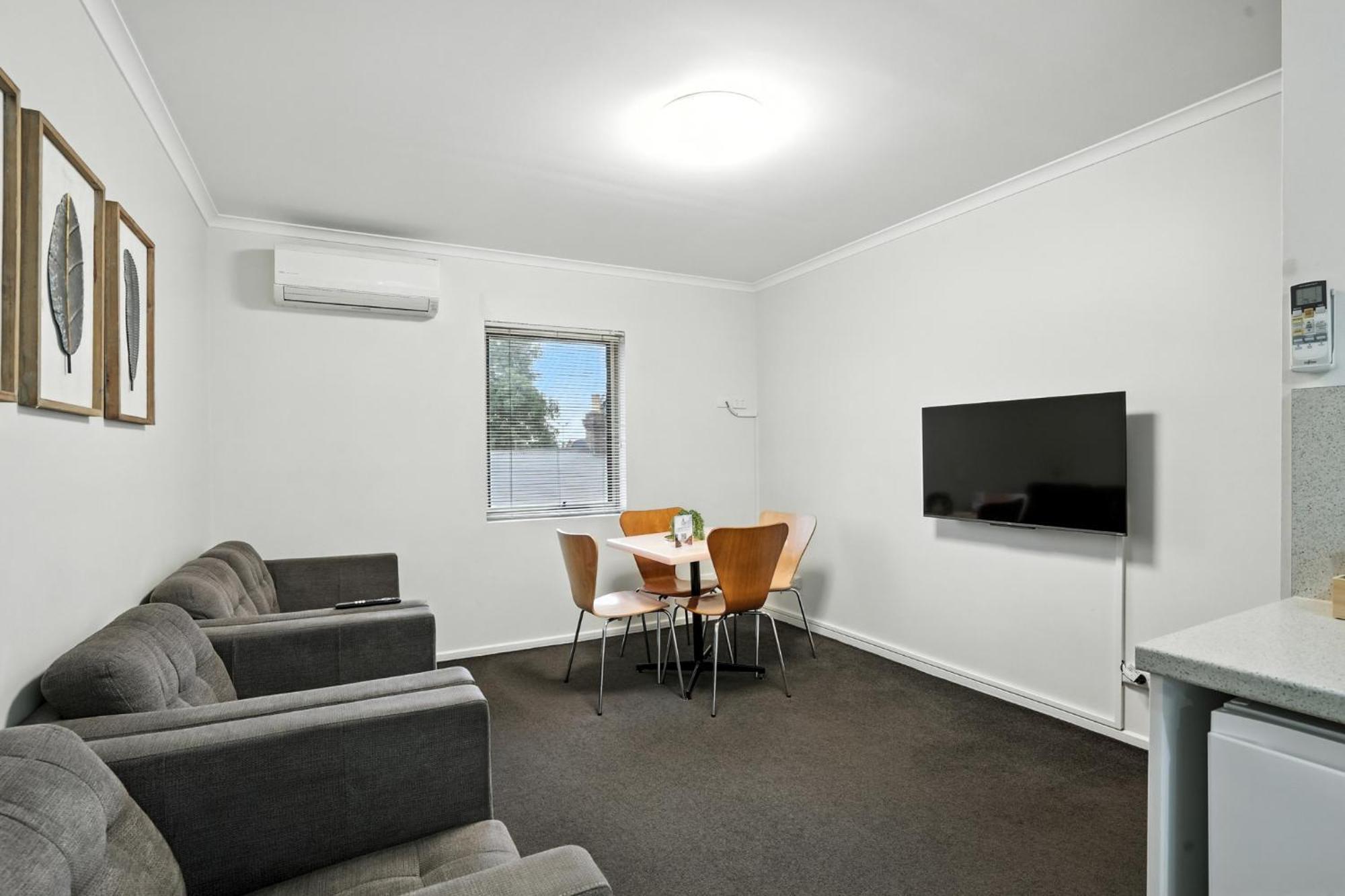 Two-Bedroom Apartment Upstairs Internal Staircase includes Wifi