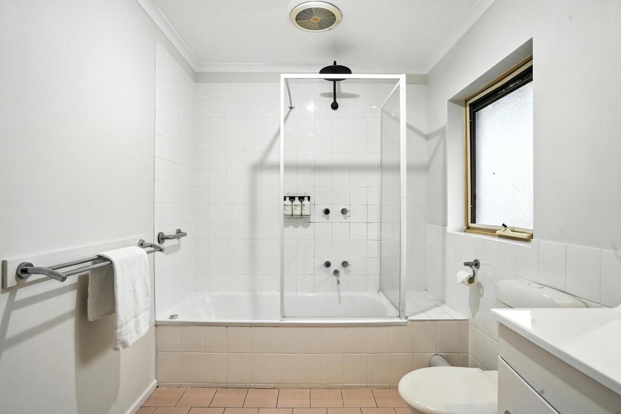 Two-Bedroom Apartment Upstairs Internal Staircase includes Wifi