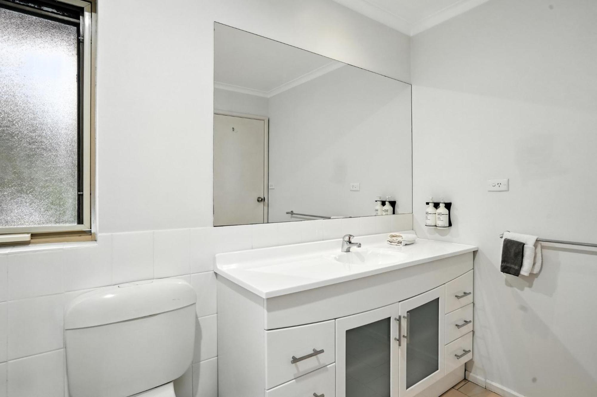 Two-Bedroom Apartment Upstairs Internal Staircase includes Wifi