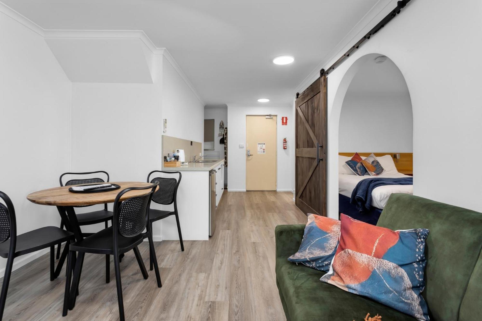 Two-Bedroom Apartment shared Courtyard includes Wifi